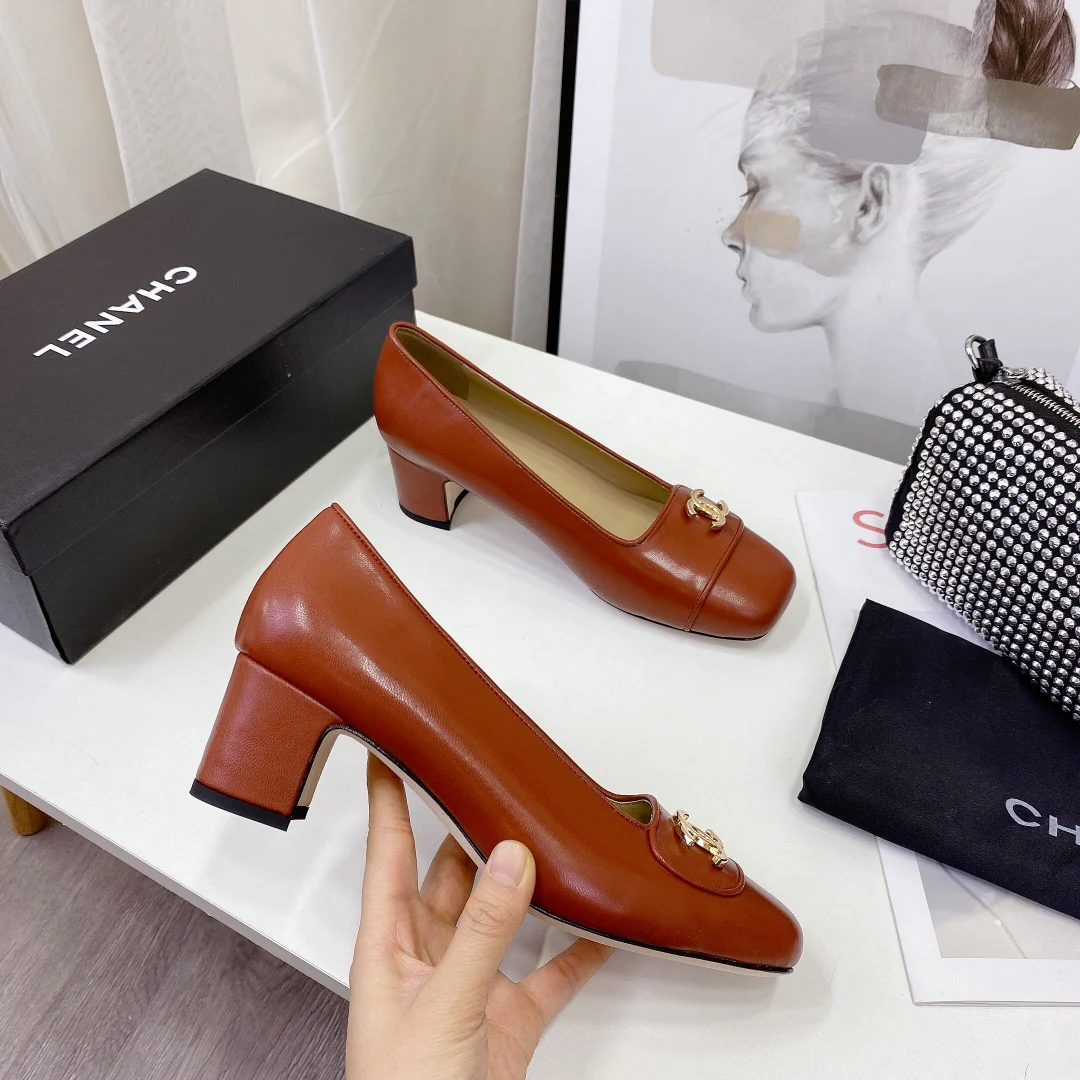 Классические туфли Chanel на массивном каблуке — модель, представленная на показе мод в Милане — 5 см