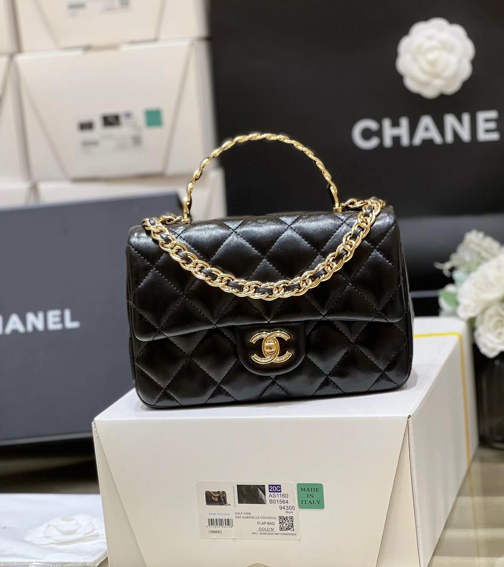 Новинка сезона весна/лето 2023 от Chanel - сумка из овечьей кожи CF - черная.