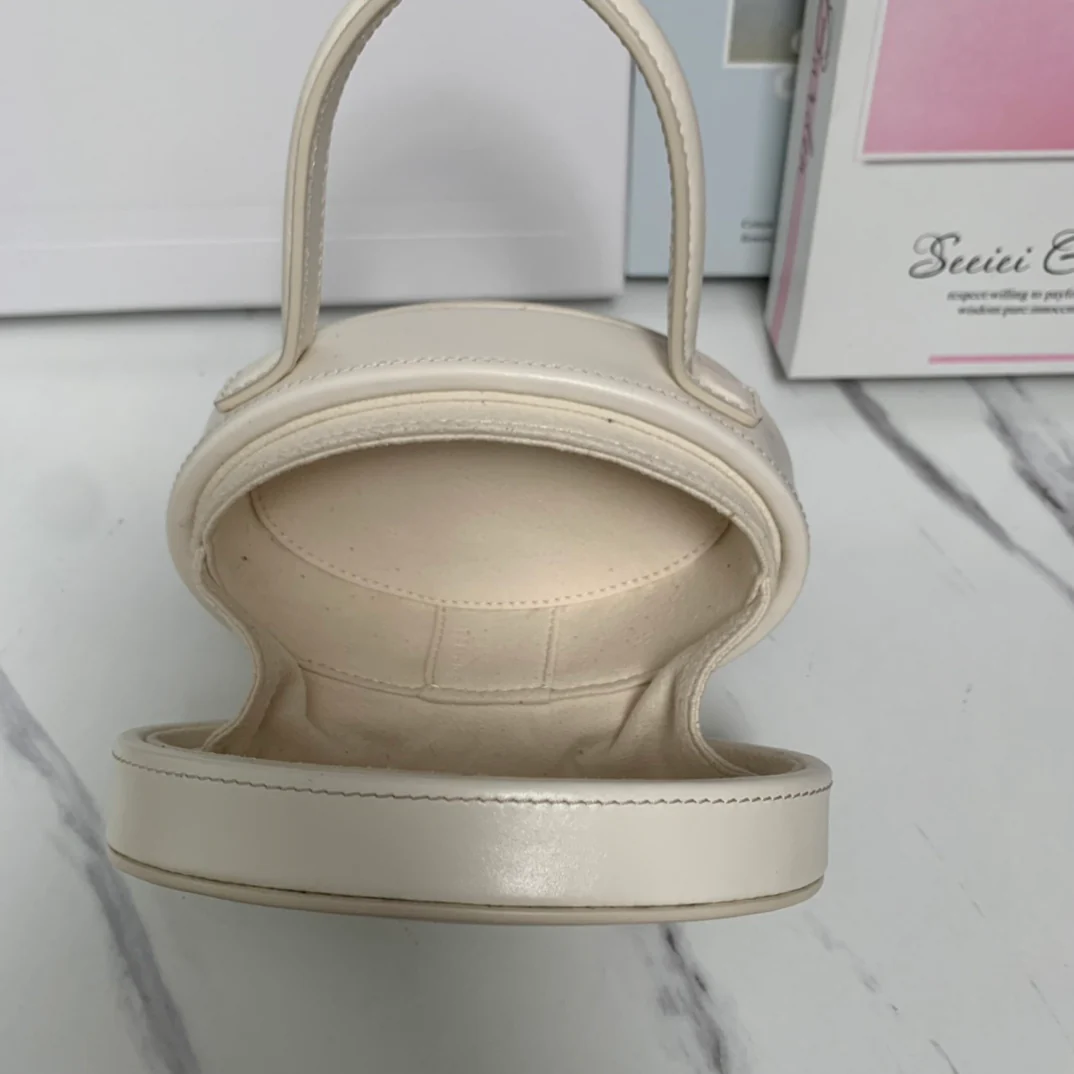 Мини-сумочка Celine в форме лунного пирога, белая.