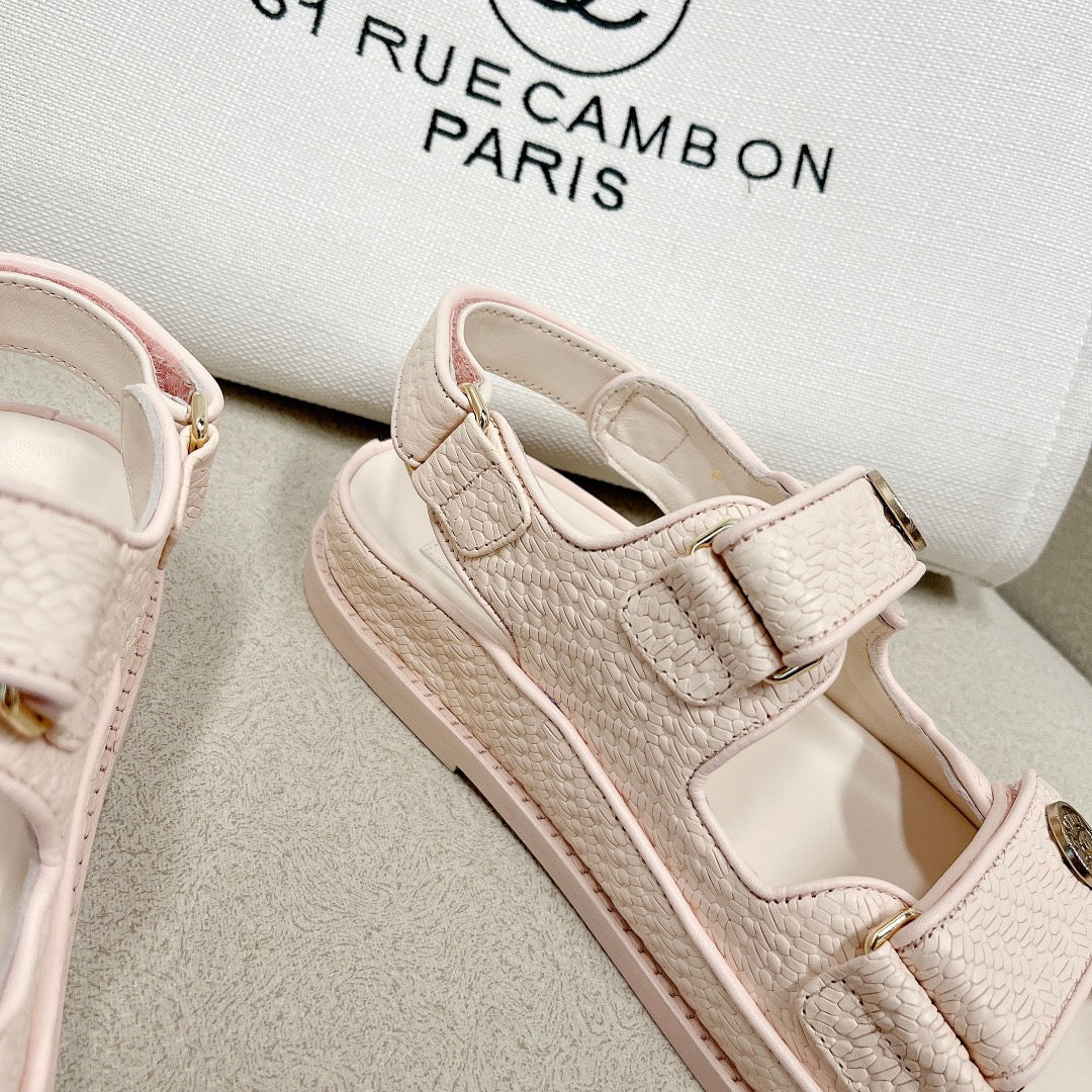 Chanel - светло-розовые кожаные сандалии в клетку