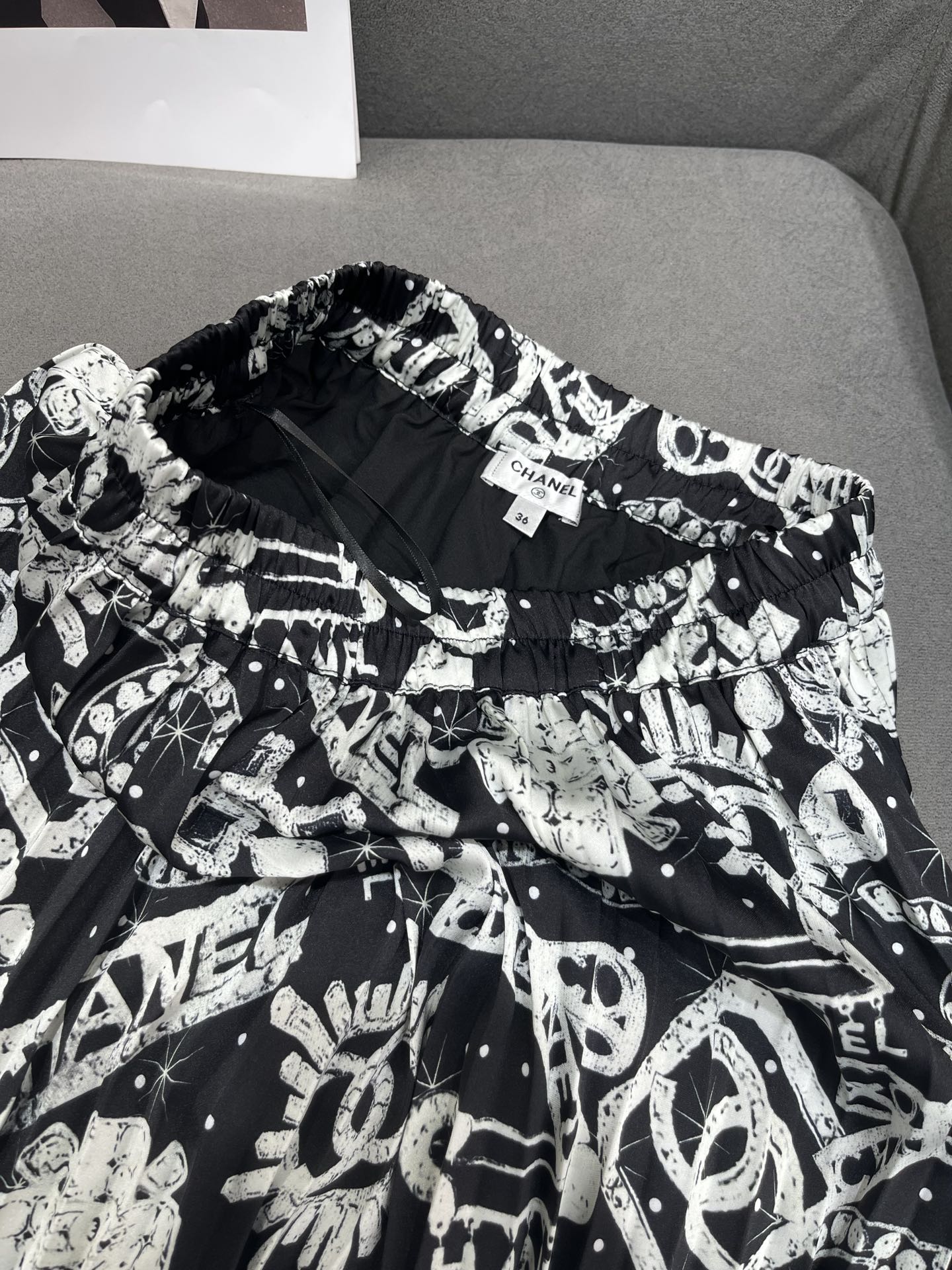 Новый костюм Chanel 2403-24ss весна/лето: короткая рубашка и плиссированная юбка - черный.