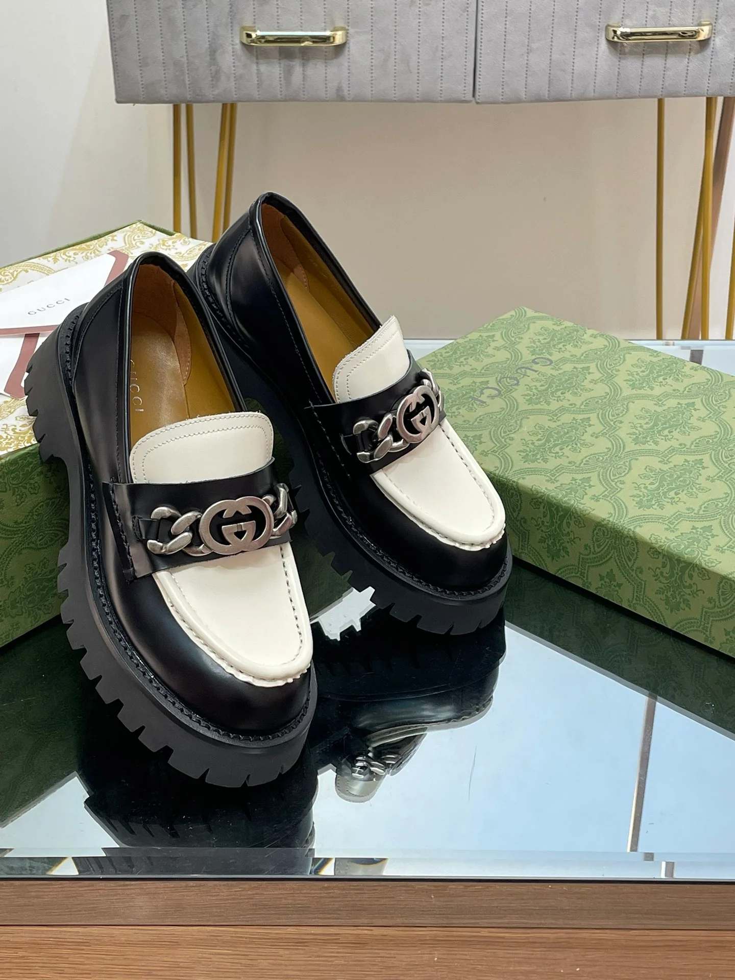 Лоферы Gucci с рифленой подошвой и переплетающимися двойными буквами G.