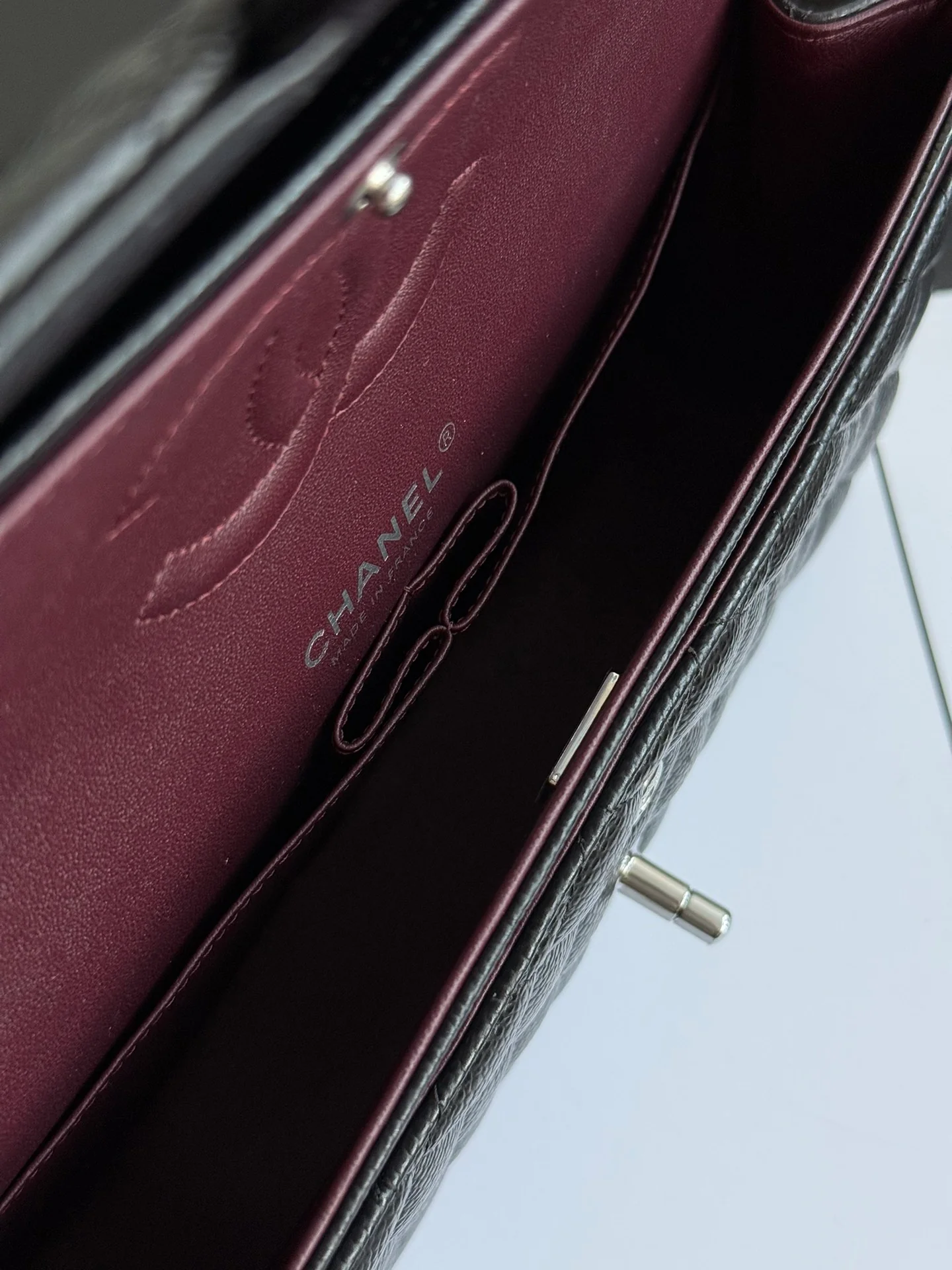 Сумка Chanel CF25 из зернистой кожи с серебристой фурнитурой и цепочкой — черная.