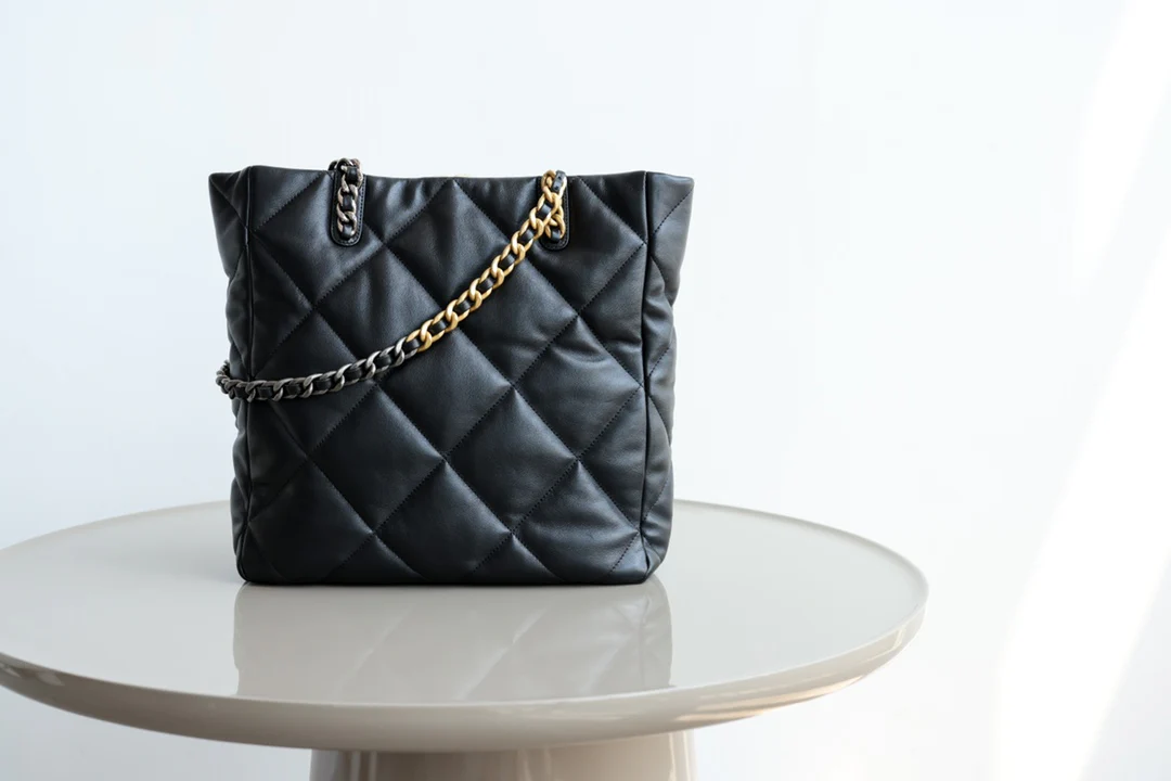 Новинка сезона осень/зима 2022 от Chanel - сумка-шоппер из 19 сумок - черно-золотая.