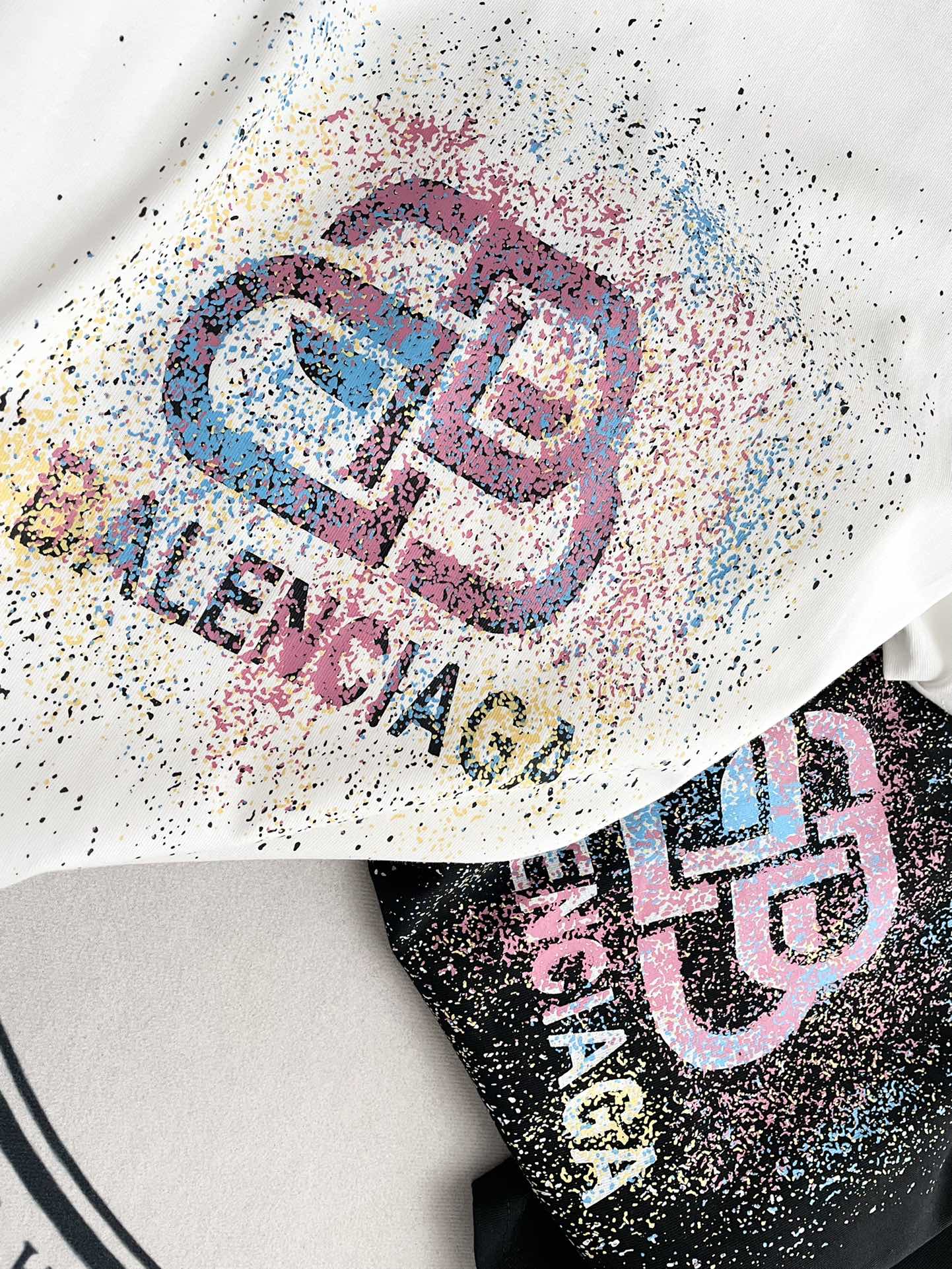 Футболка Balenciaga 2403 с расписным узором, свободного кроя, с коротким рукавом - черно-белая