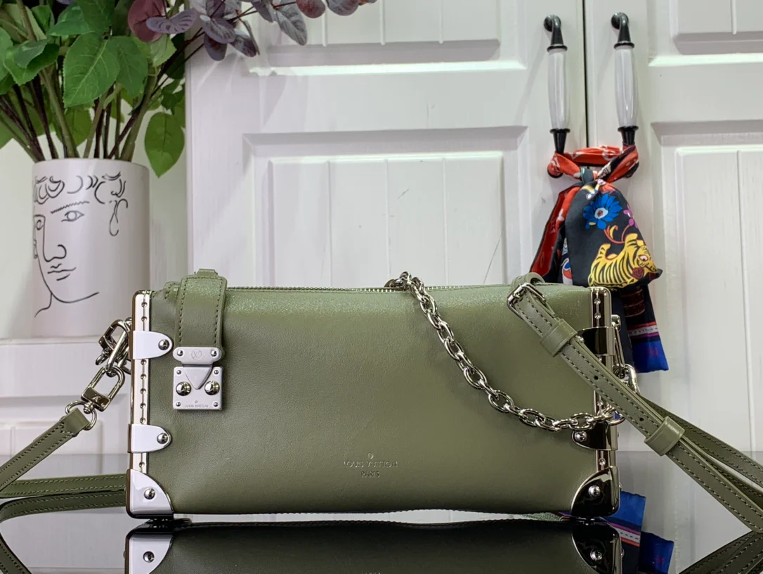 m25445-LV-slim-side-trunk chain bag-black green