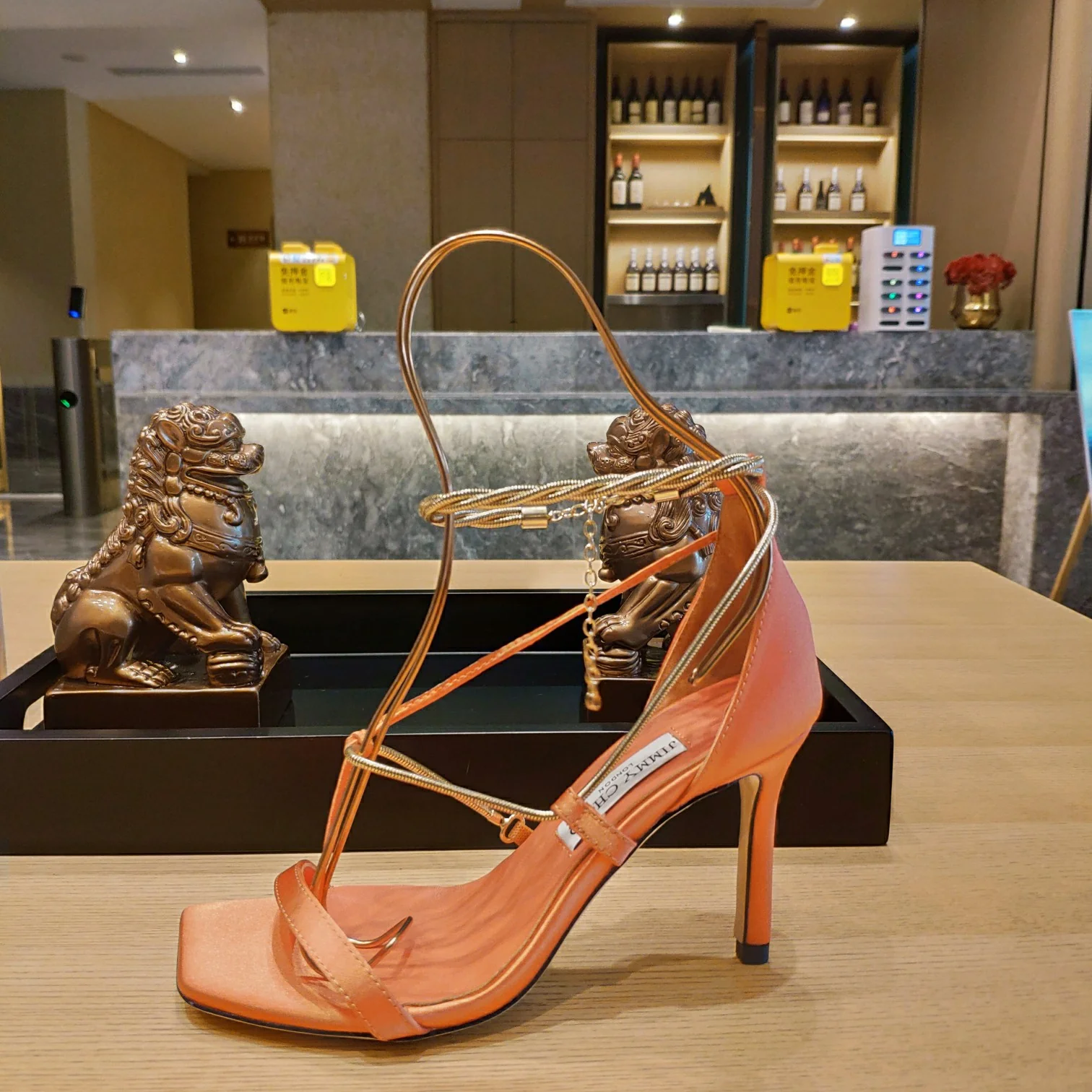 Босоножки на шпильке Jimmy с металлическими ремешками и цепочкой из проволоки — оранжевые.