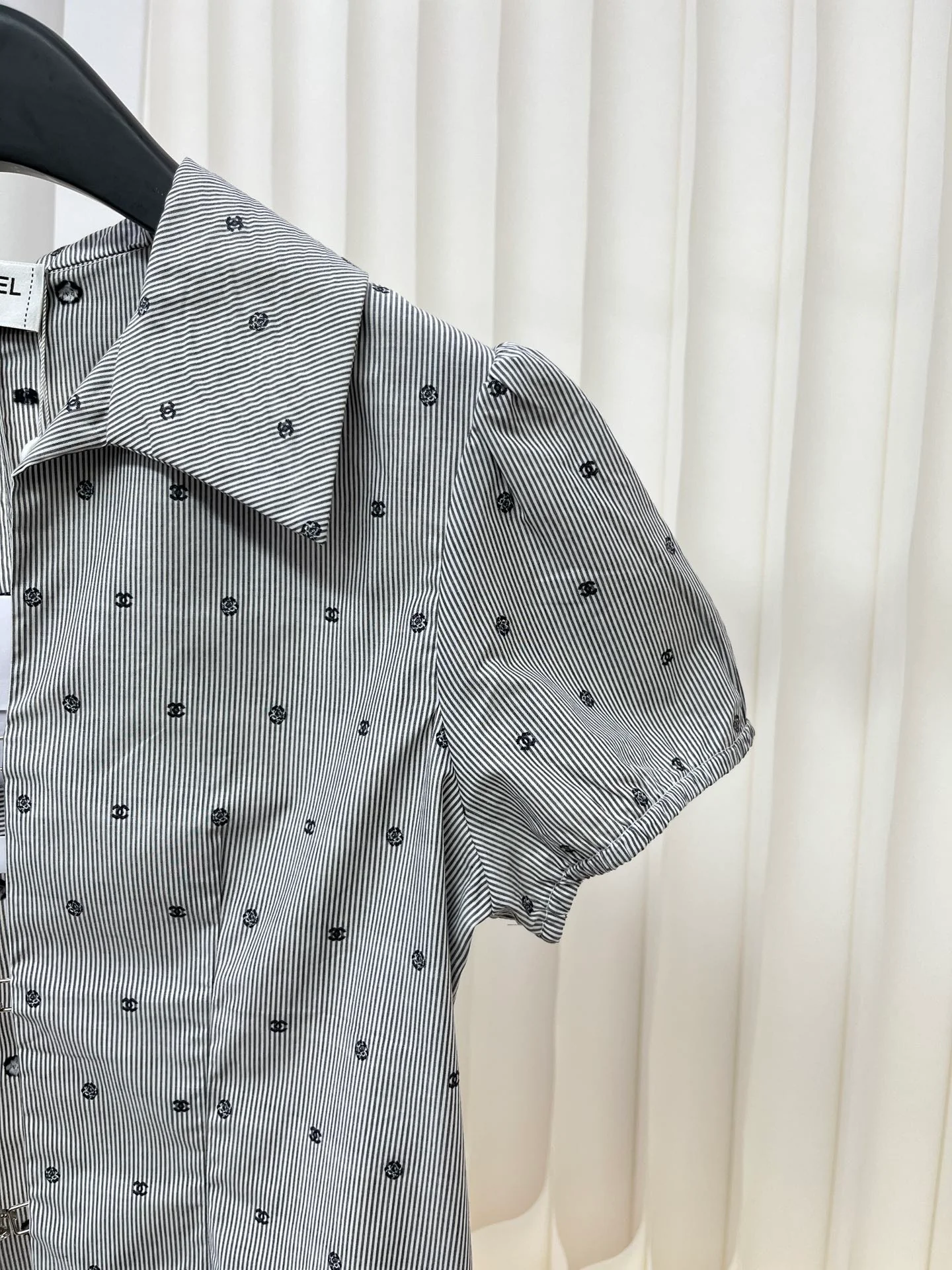 Рубашка Chanel 2403 с вышитой двойной буквой С и камелией.