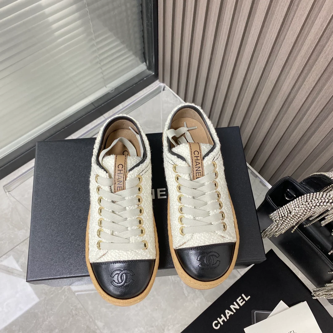 Новинка осенней коллекции Chanel 2022 года - Туфли на платформе в стиле пэчворк цвета 