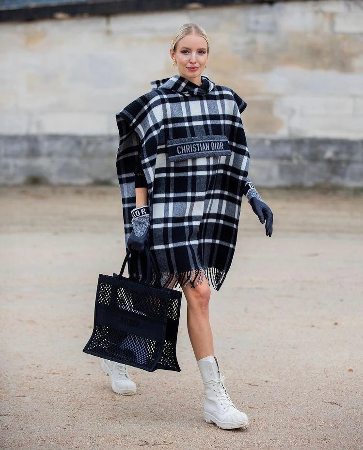 Сумка-тоут Dior Book Tote - черная, из сетчатого канваса.