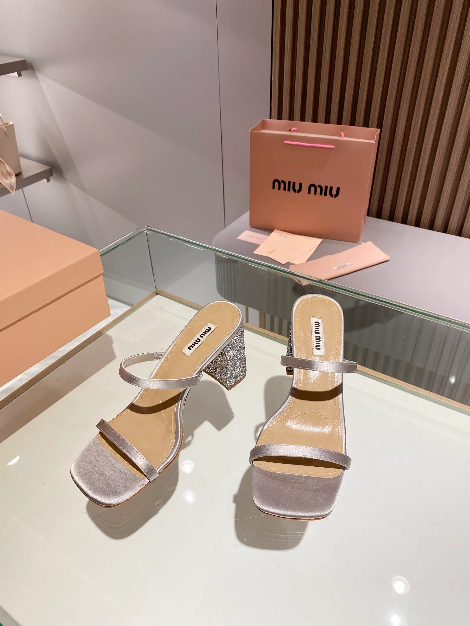 Новинка сезона весна/лето 2023 от Miu Miu - Босоножки на высоком каблуке с ремешками - 8-5 см - Серебристые