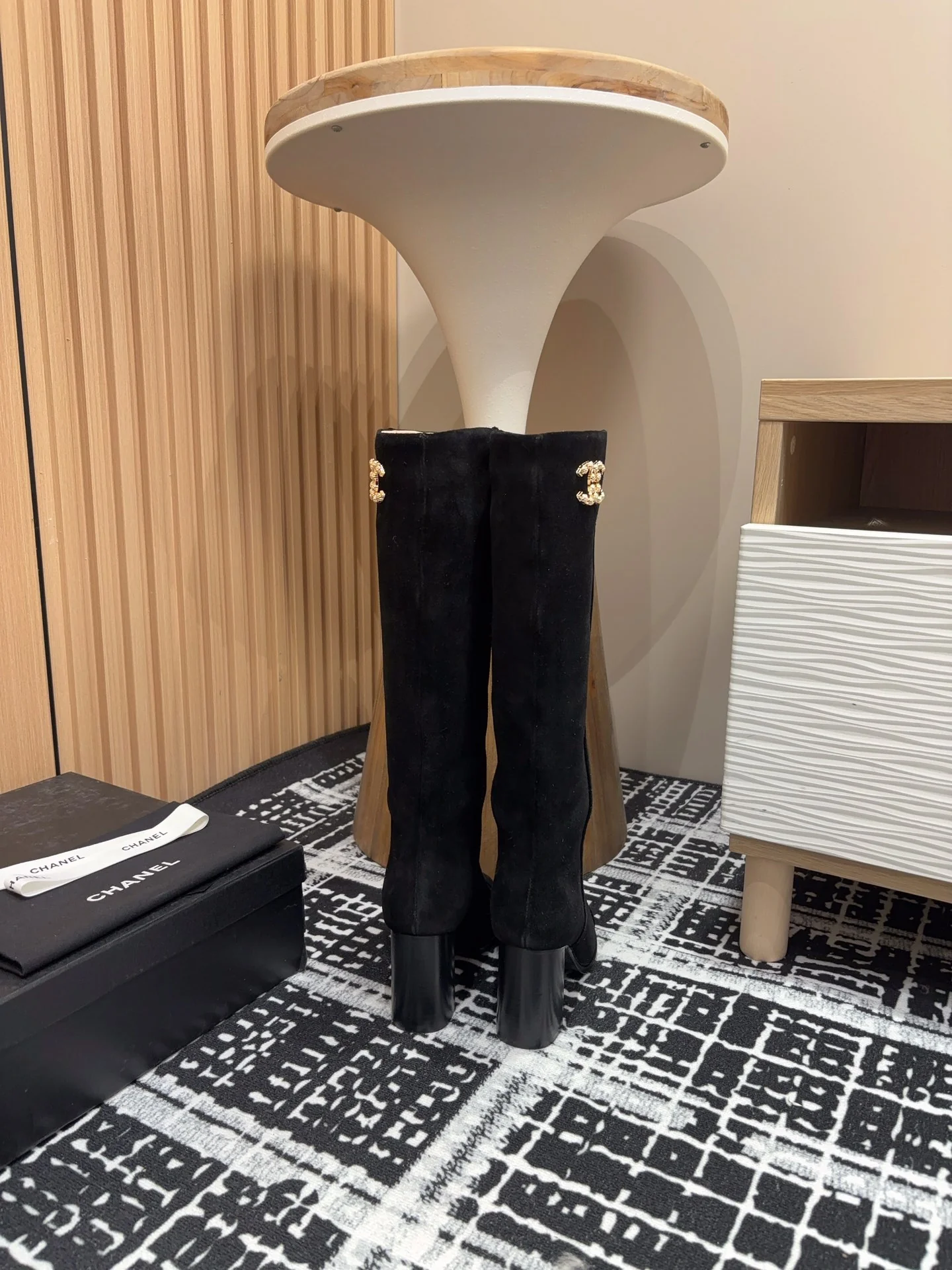 Ботинки Chanel 2024 на высоком каблуке для верховой езды - черные