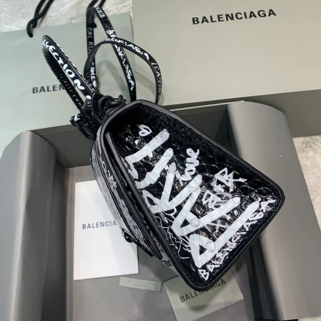 Сумка Balenciaga Hourglass - черная с рисунком под крокодиловую кожу