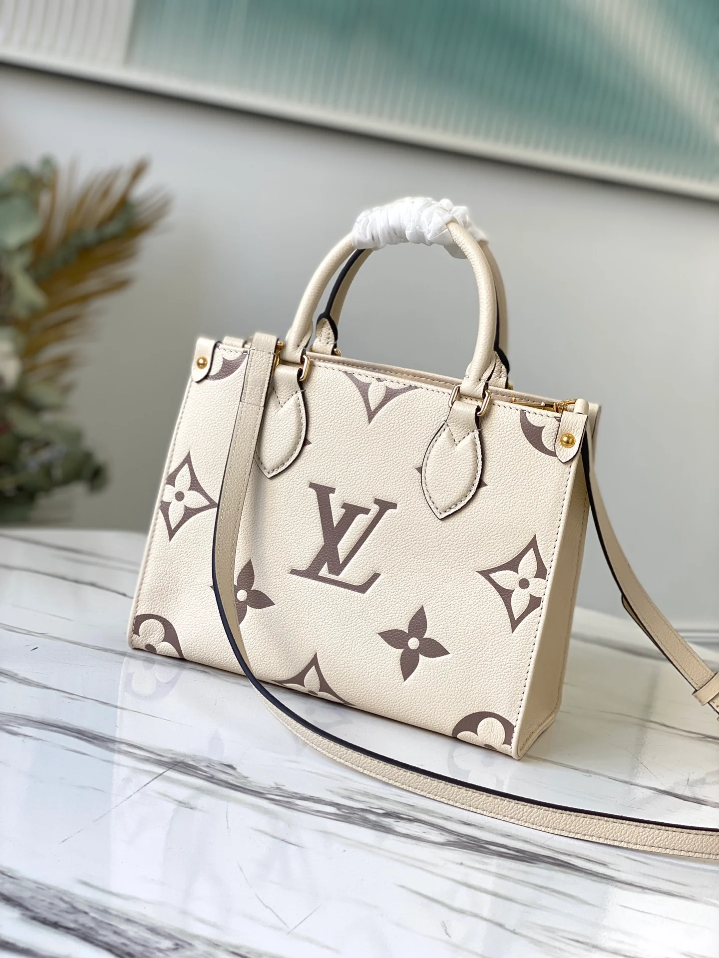 lv-m45660-milky white light pink-onthego-pm