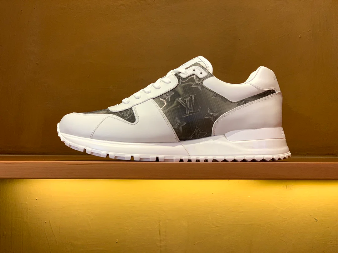 LV - Спортивная и повседневная обувь - Белая с переливающимся узором.