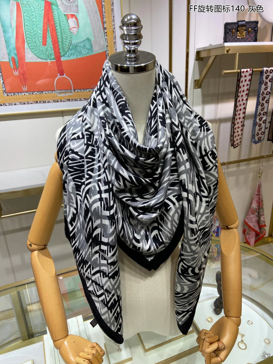 Квадратный шарф Fendi Rotating Icon, 140 см - 70% высококачественный кашемир - 30% шелк