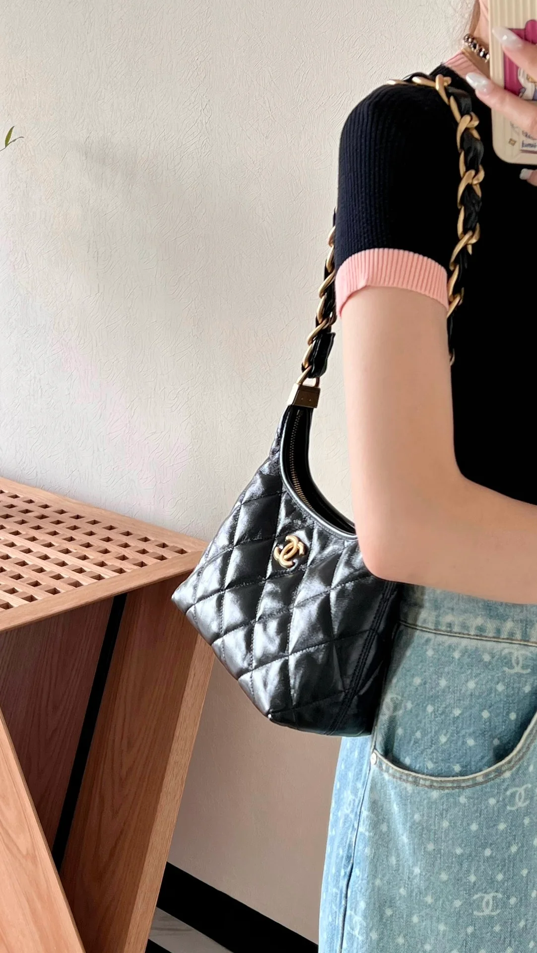 Сумка Chanel 24a Métiers d'Art из глянцевой овечьей кожи, маленькая, черная.