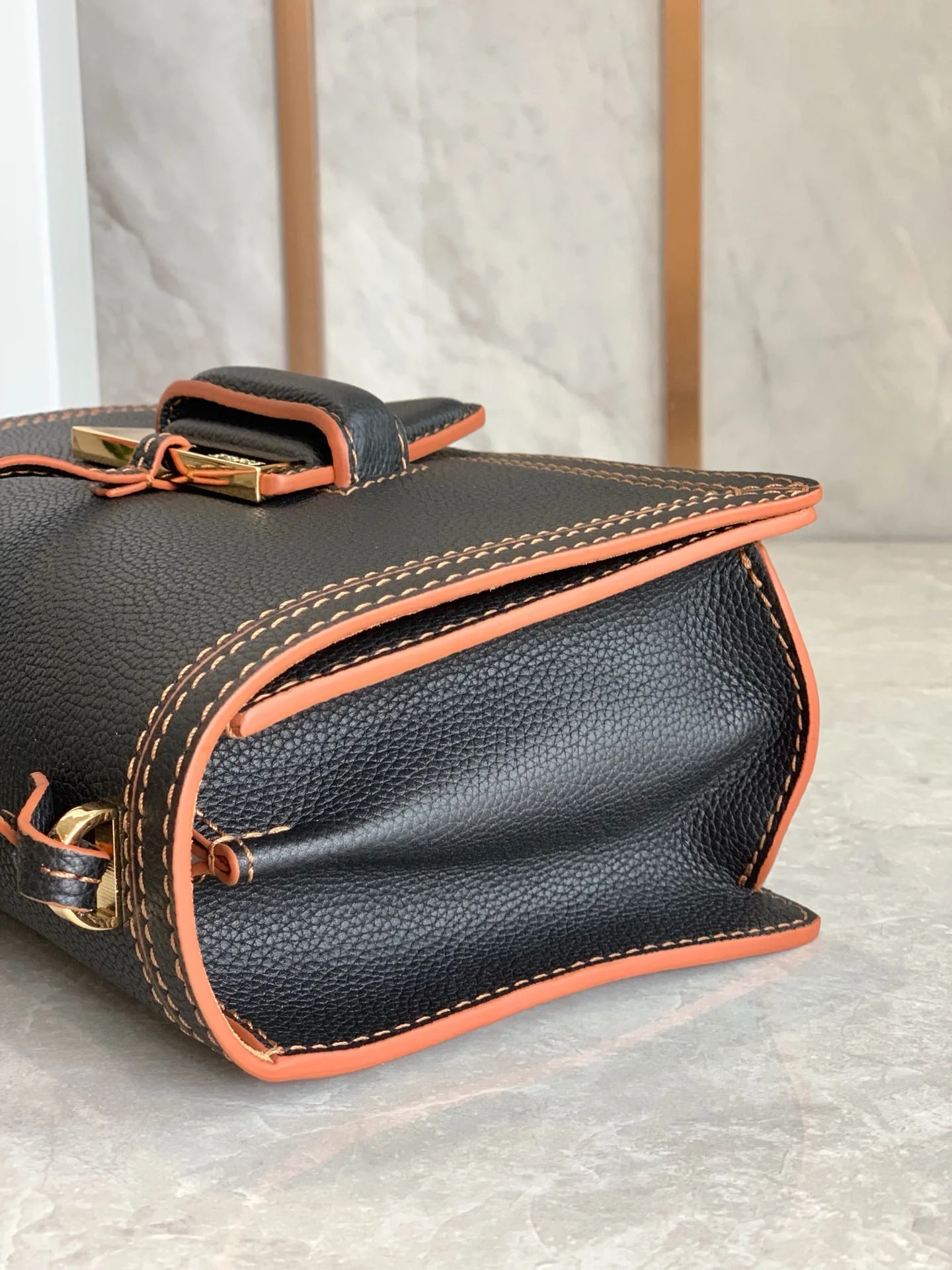 Треугольная сумка Loewe - мягкая зернистая телячья кожа - 1 шт.