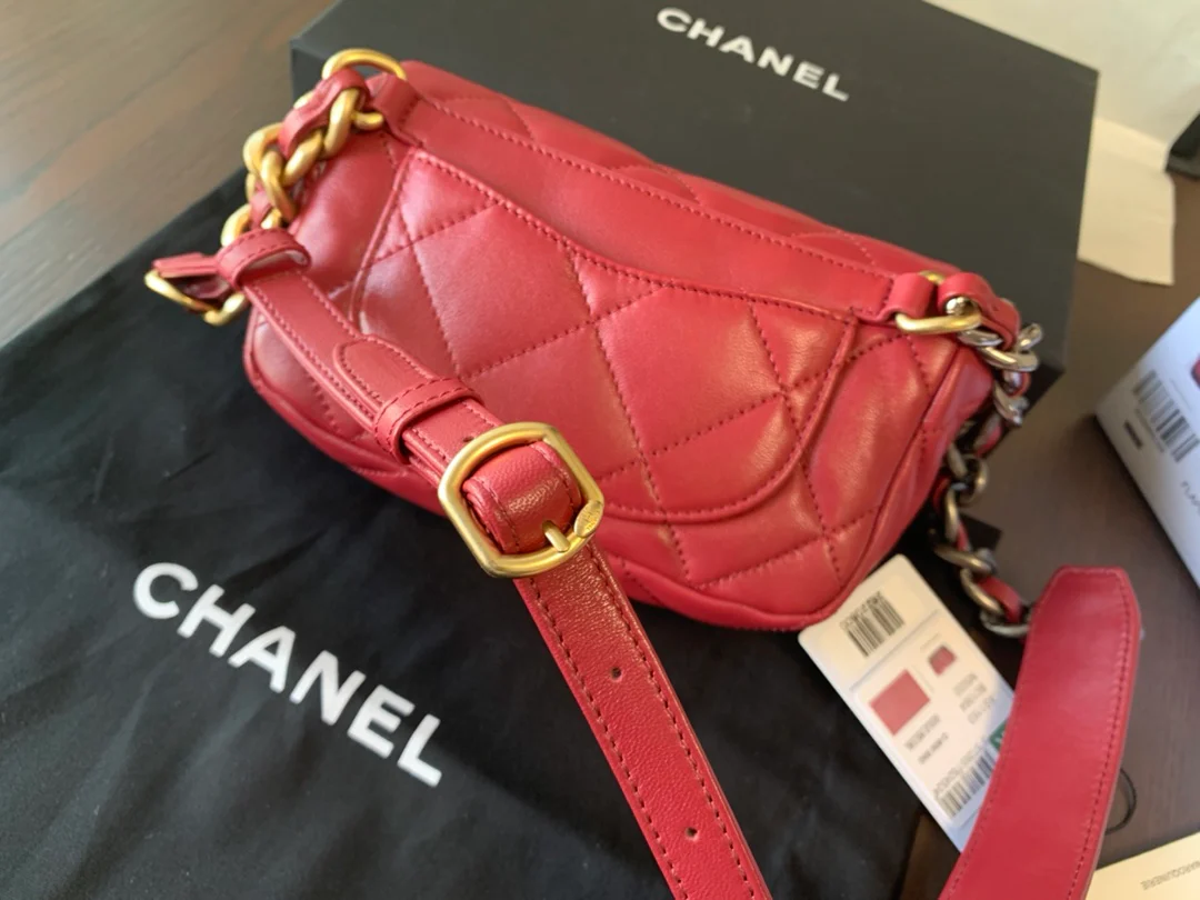 Поясная сумка Chanel из серии 19bag - красная.