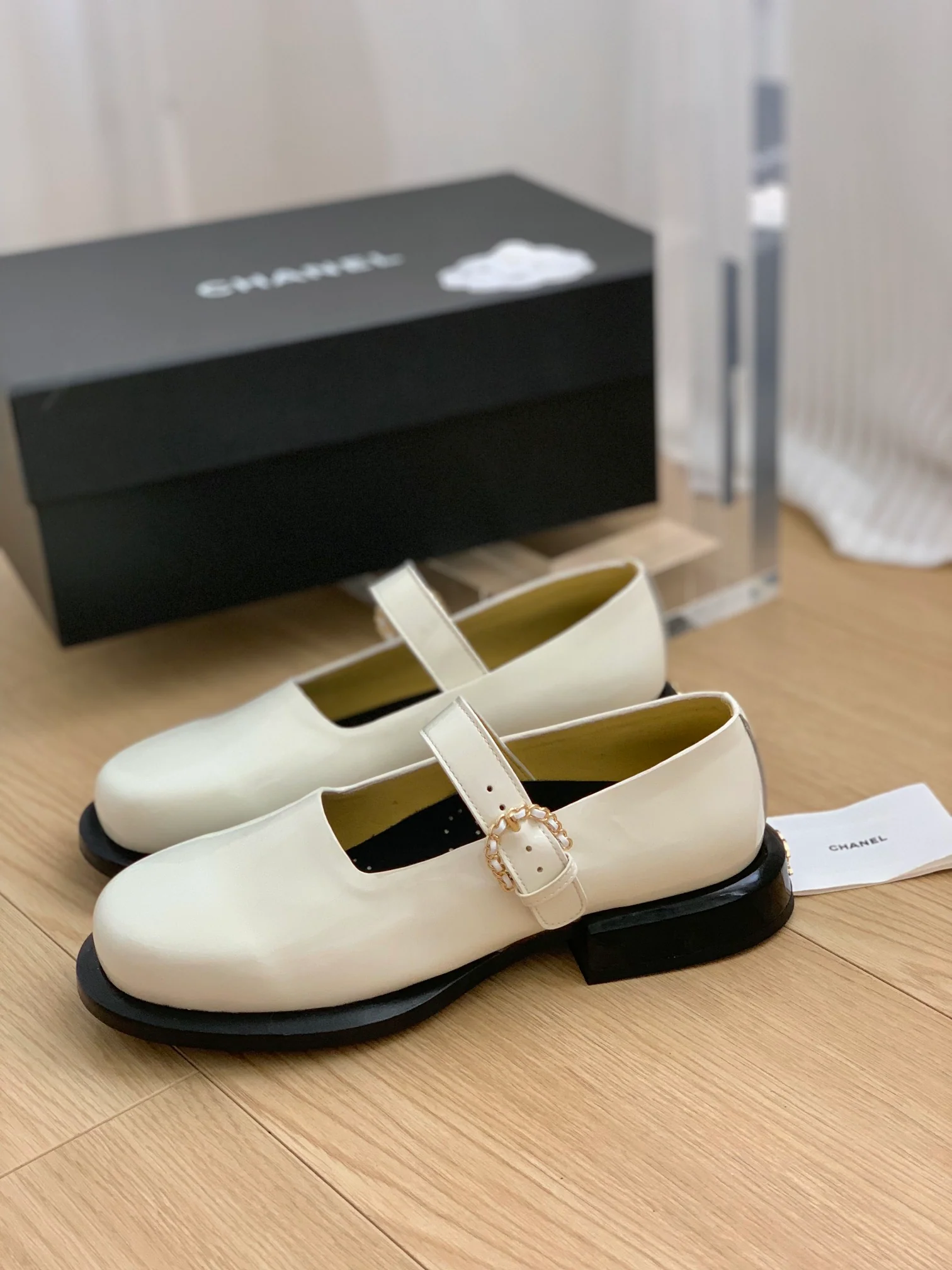Новинка сезона осень/зима 2023 от Chanel - туфли Мэри Джейн - белые.