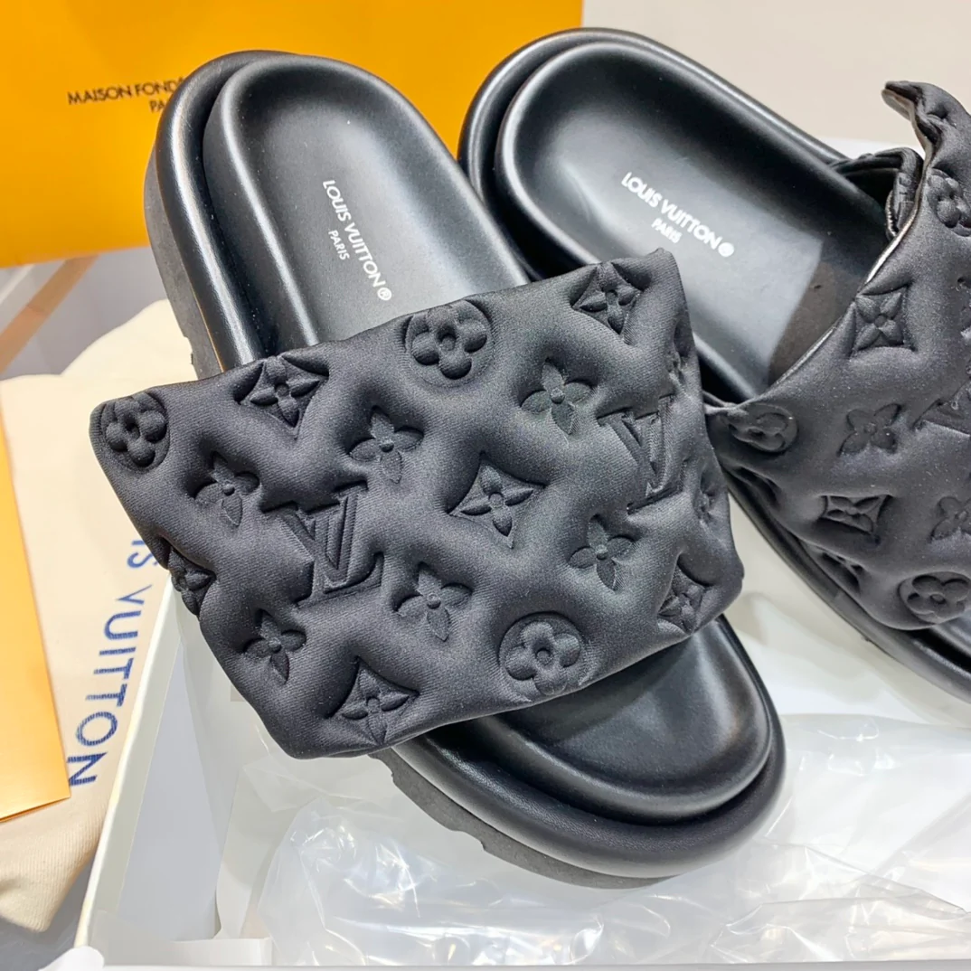 Тапочки LV с тиснением