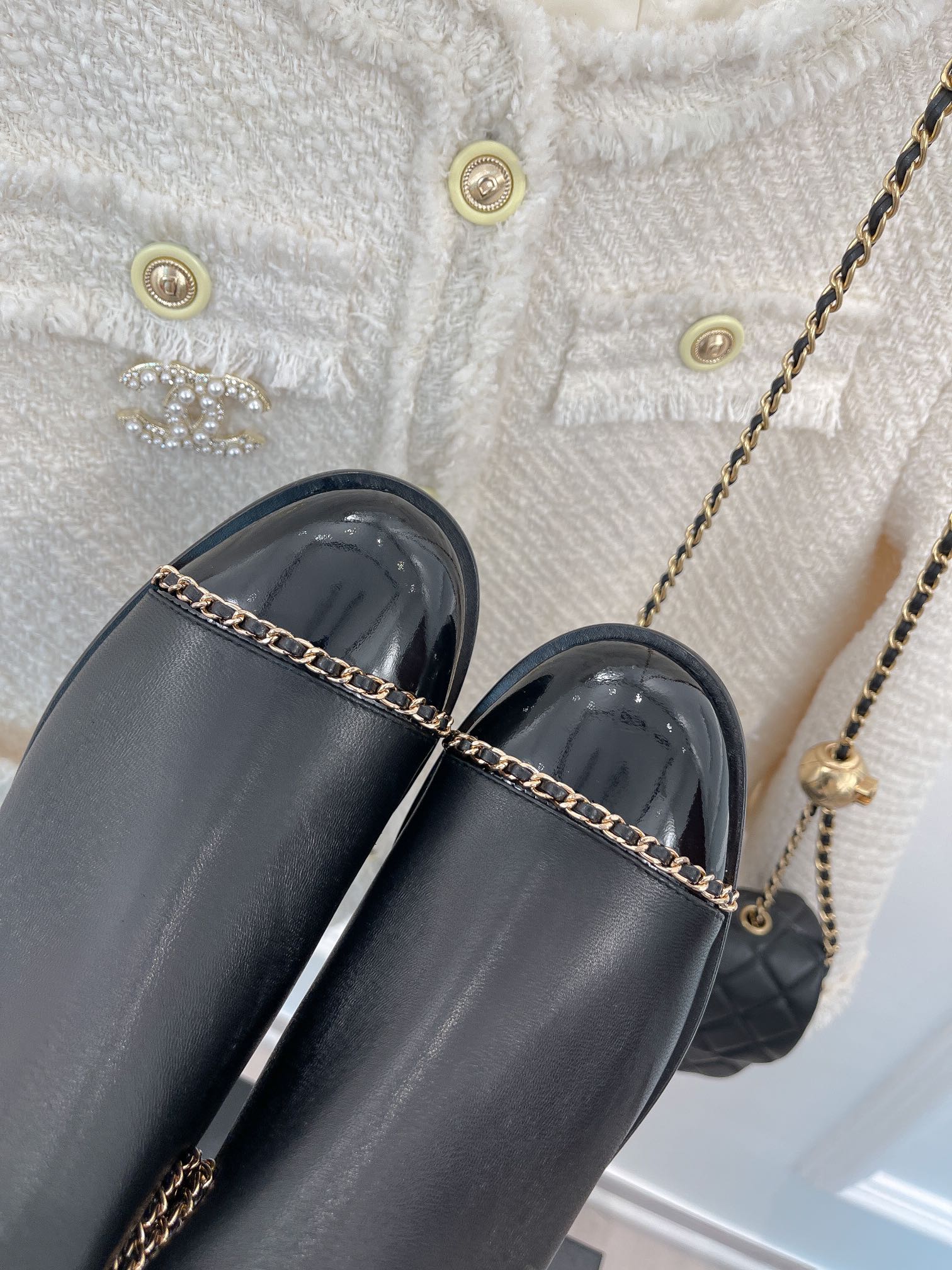 Новинка сезона осень/зима 2023 от Chanel - Ботильоны на массивном каблуке с цепочкой - 3 см - с боковой застежкой (черные)