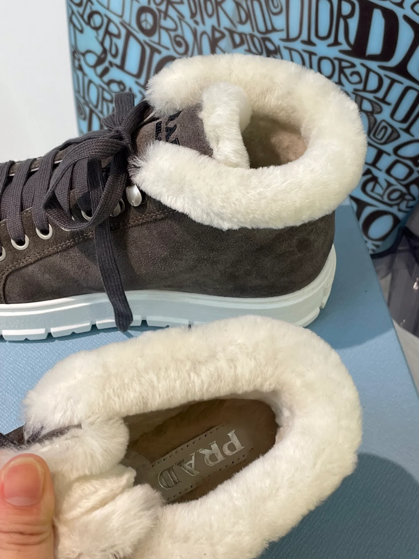 Новинка сезона осень/зима 2022 от Prada - Замшевые шерстяные кроссовки - Темно-зеленые