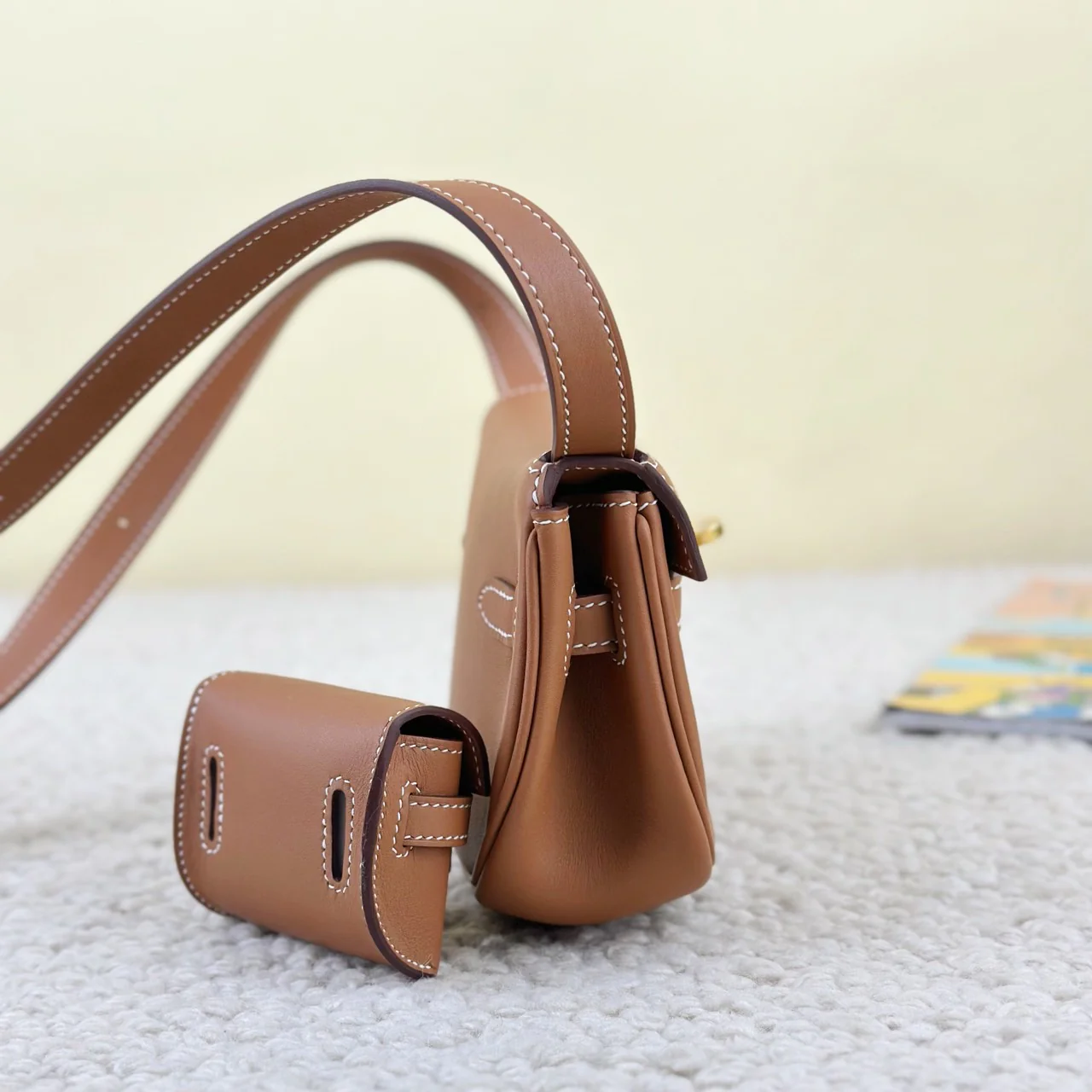 Кожа Hermes Kelly Moove Swift, золотисто-коричневая, золотая застежка.