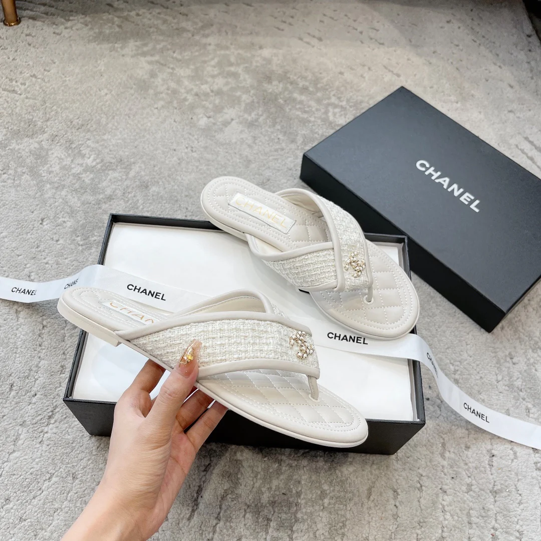 Новинка сезона весна/лето 2023 от Chanel - шерстяные тапочки с вышитым ромбовидным узором - белые.