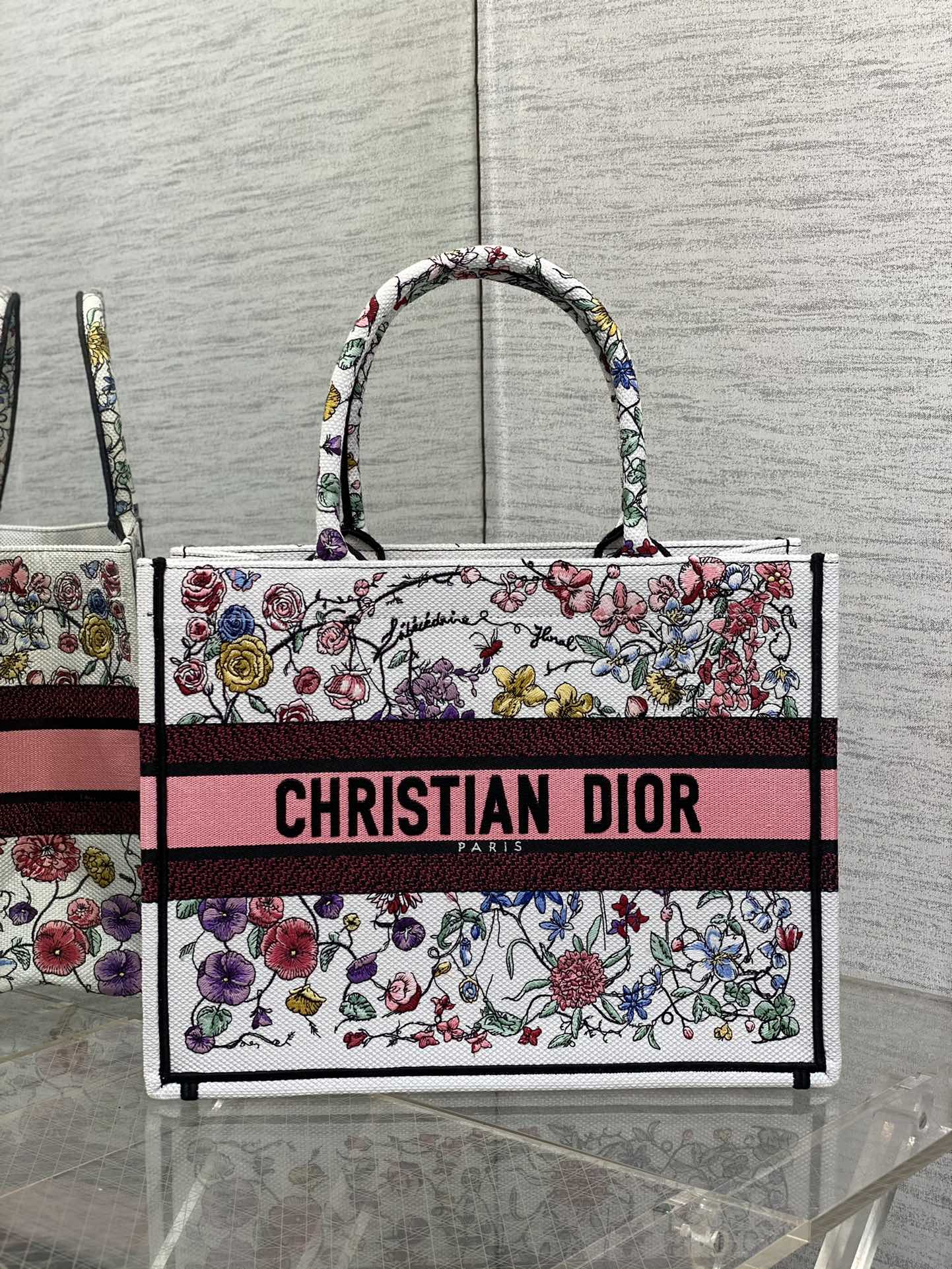 Сумка Dior Book Tote из коллекции Весна/Лето 2023 — Романтическая цветочная вышивка, розовый цвет — Средний размер
