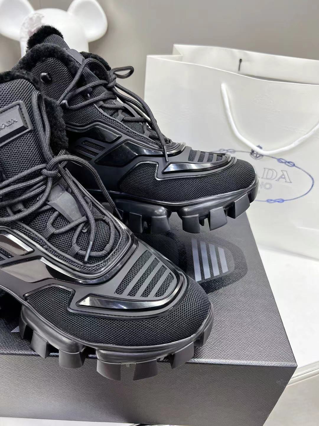 Новинка весны 2022 года от Prada - повседневные туфли на высокой платформе - черные.