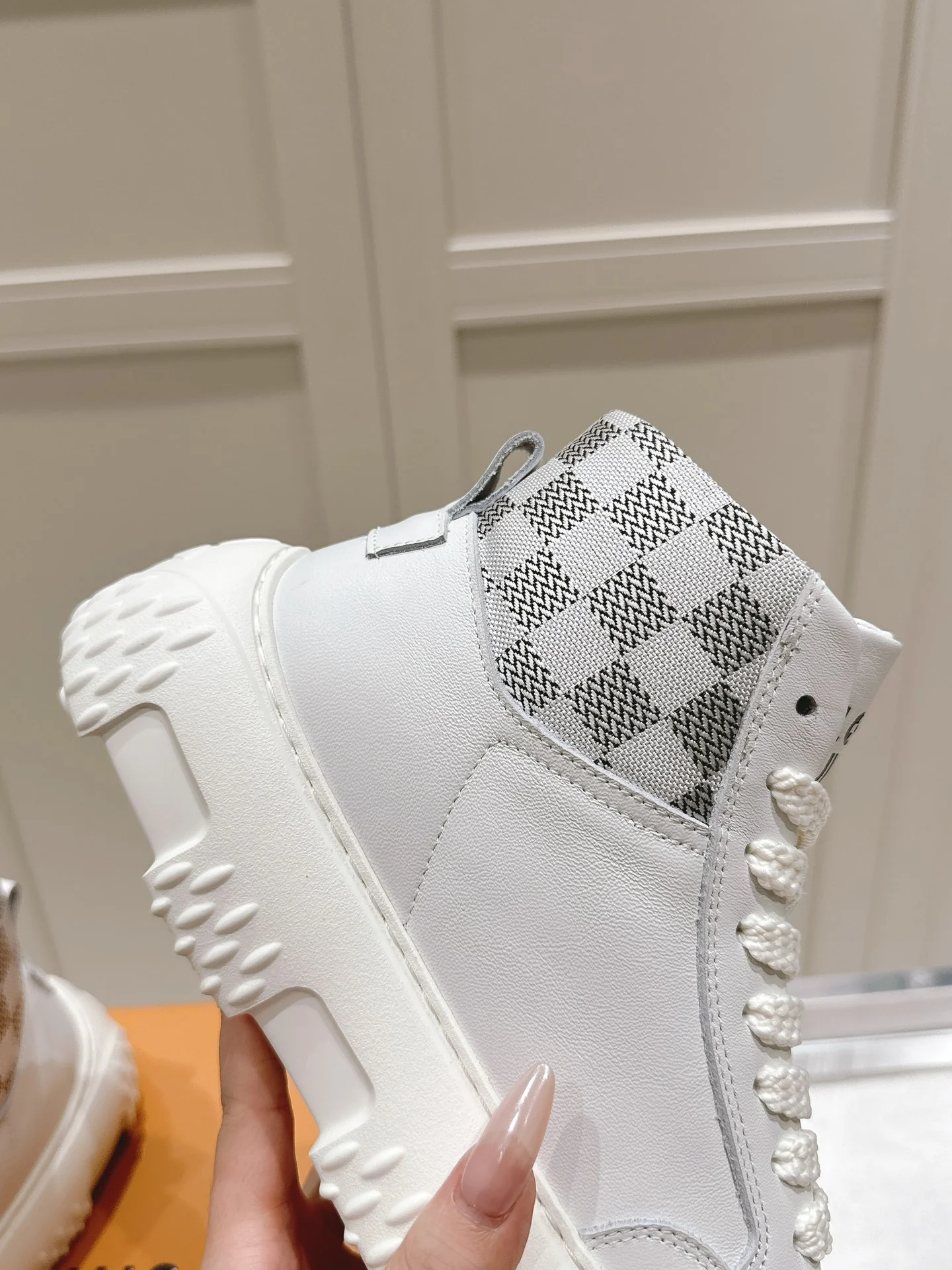 Высокие кроссовки LV-2024 - белые