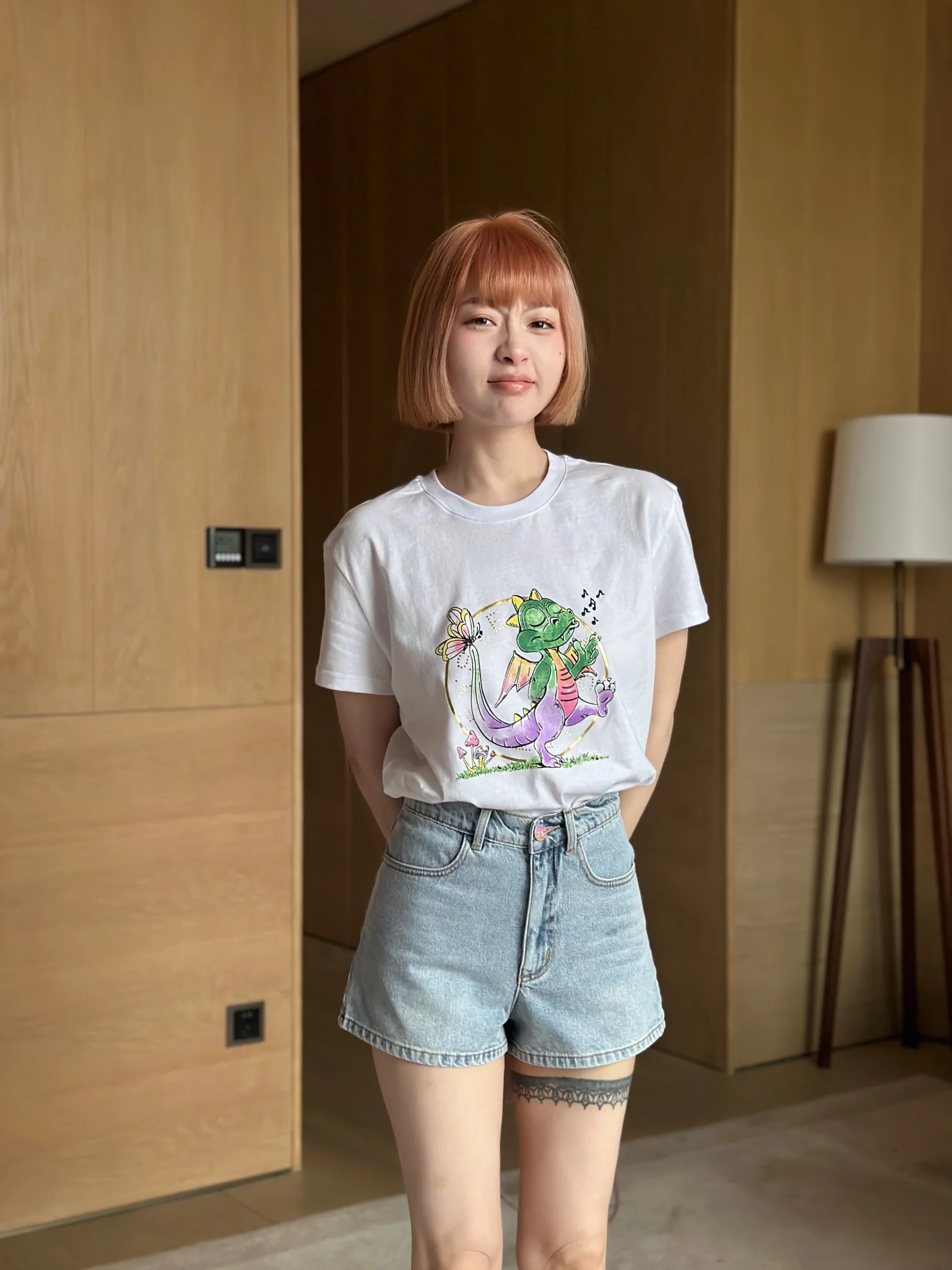 Джинсовые шорты Chanel 2403 с высокой талией и пуговицей в стиле Chanel.