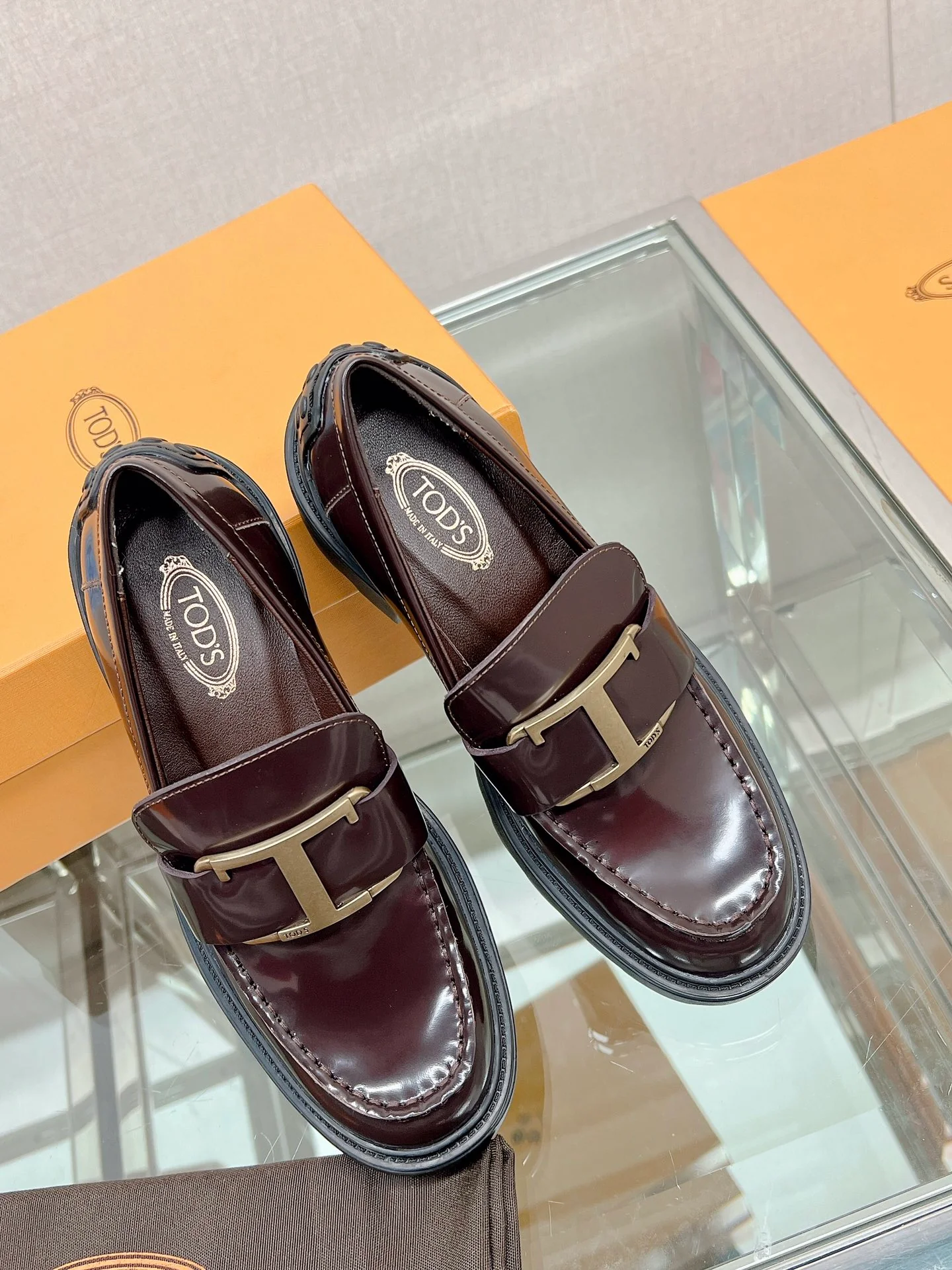 Весенняя коллекция Tods 2023 — обувь в стиле ретро с афро-прической в ??британском стиле.