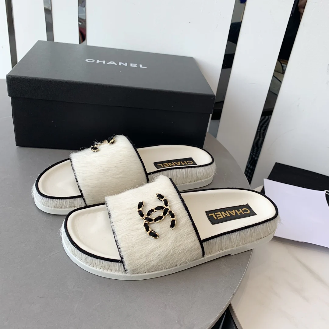 Новинка сезона осень/зима 2022 от Chanel - Тапочки из овечьей шерсти - Белые