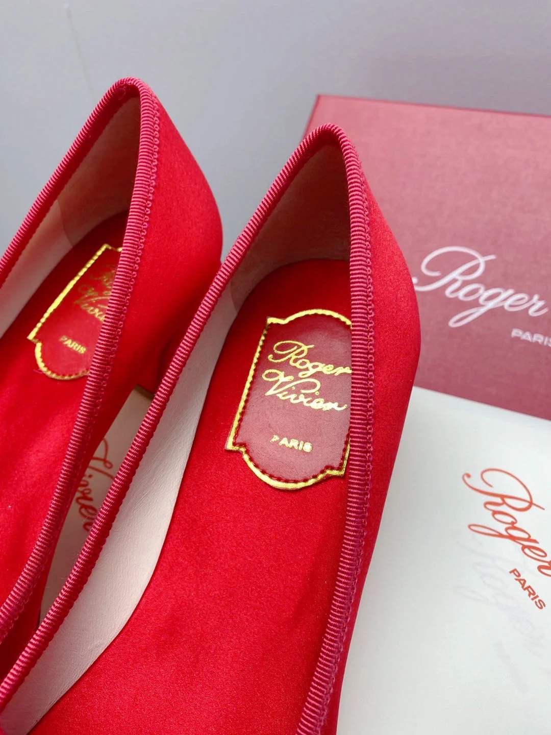 Обувь RV Shoes - Новинка ранней весны 2023 года - Туфли на низком каблуке с пряжкой в ??виде снежинки - Красные