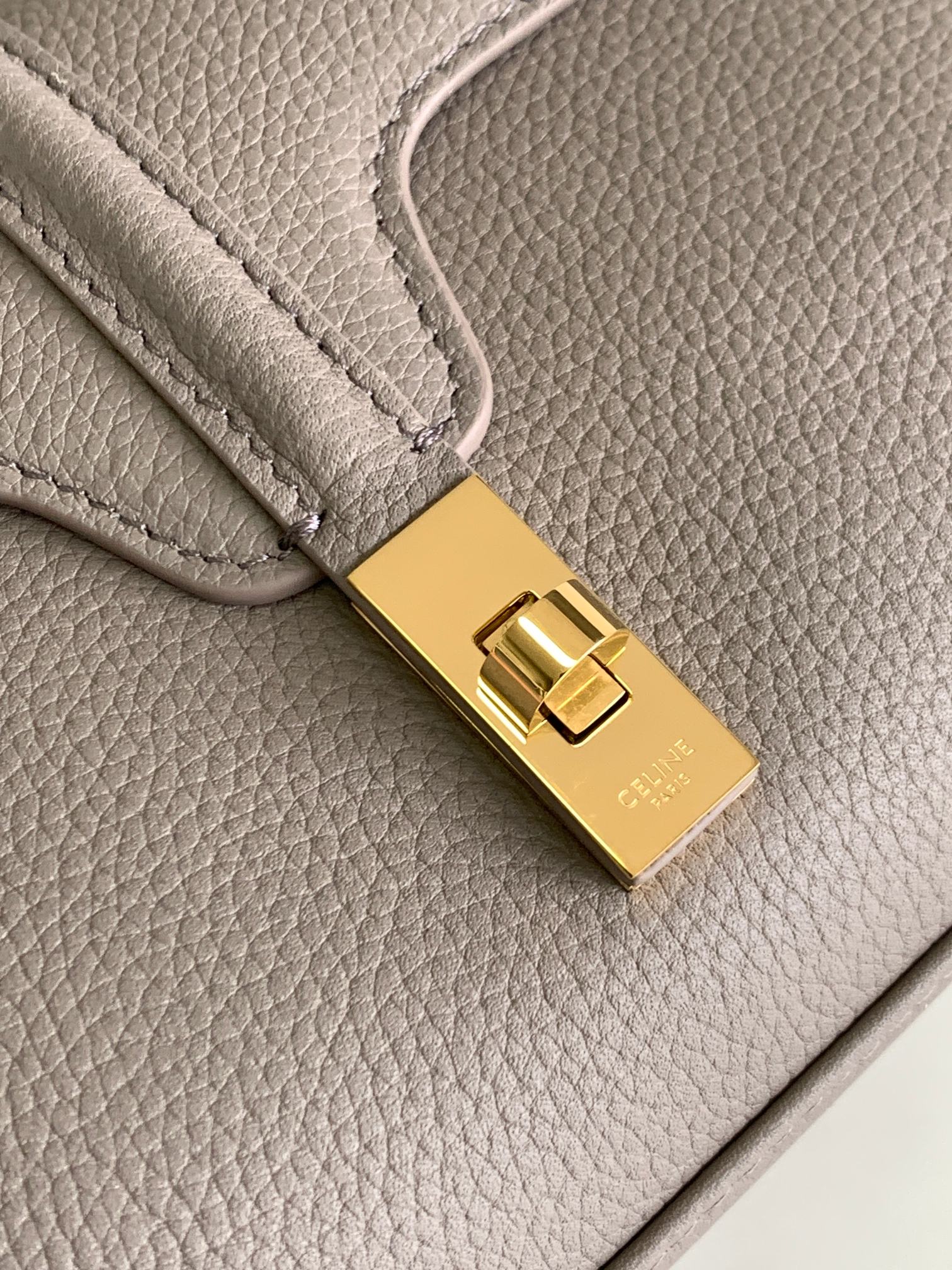 Новинка весны 2023 года от Celine - Миниатюрная сумка из мягкой зернистой телячьей кожи (16%) - Серая
