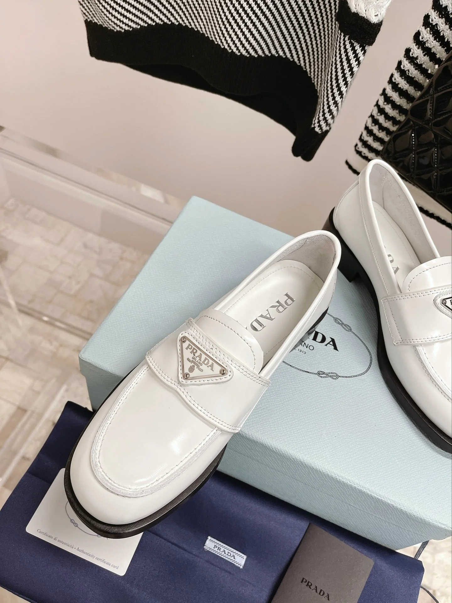 Prada - Новейшая обновленная коллекция - Обувь Alo