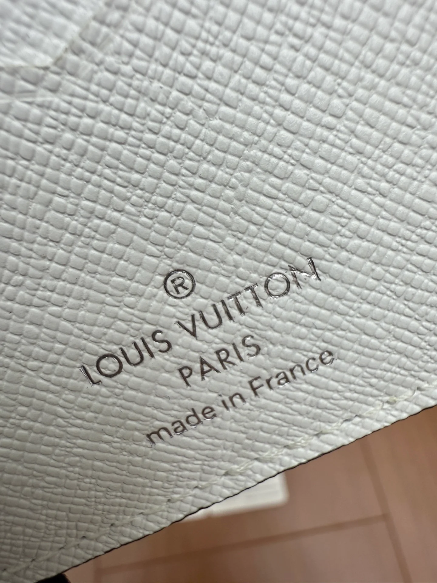 LV-m30933 - Цельностальной кошелек - Элегантный белый