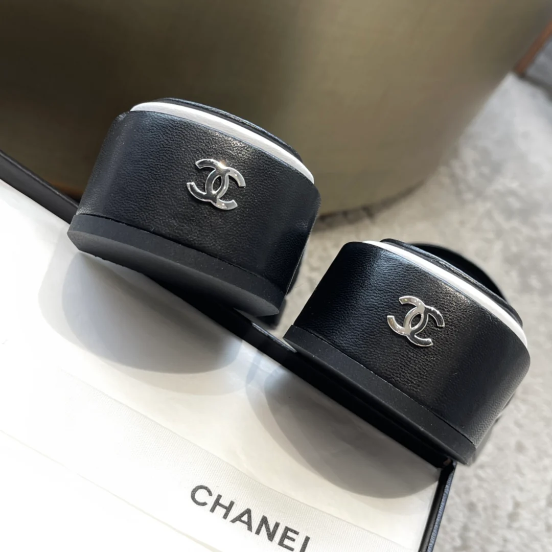Новинка сезона весна/лето 2023 от Chanel - Плетеные тапочки - Белые
