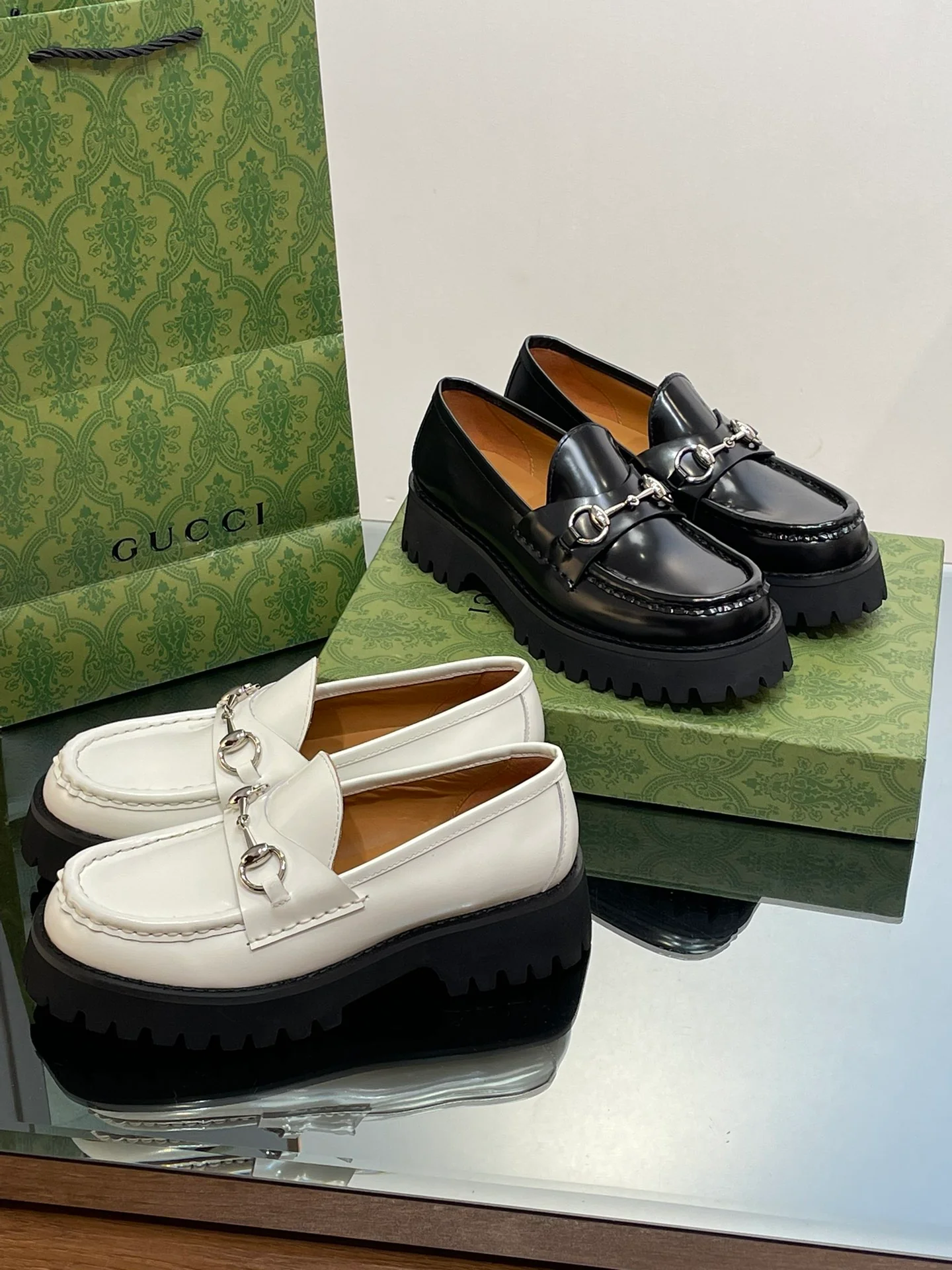 Лоферы Gucci 2024 с серебряной пряжкой и пряжкой в ??виде конской уздечки — изображение из коллекции.