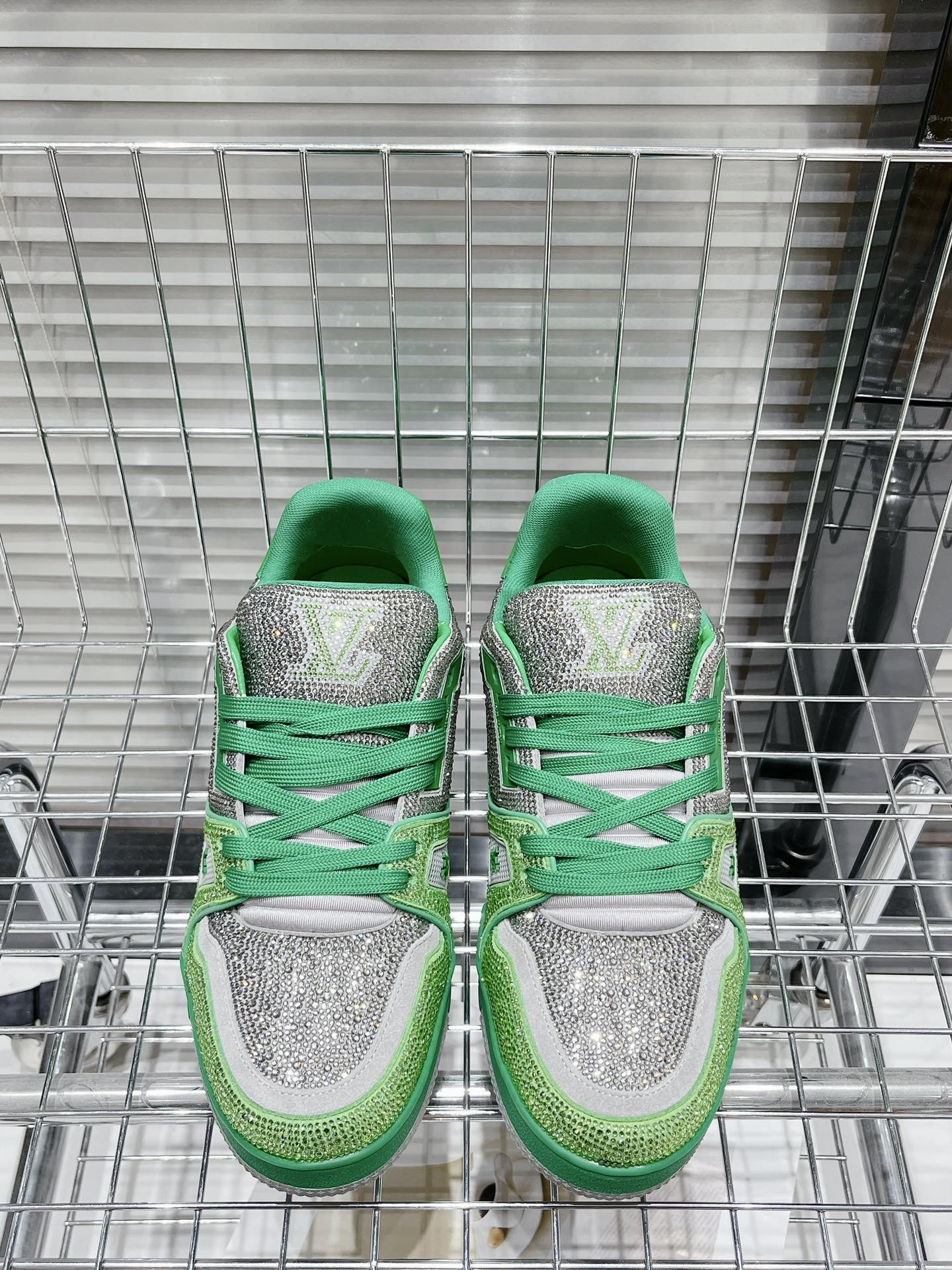 Кроссовки LV Trainer - обувь для скейтбординга - глянцевый серебристо-зеленый цвет - унисекс