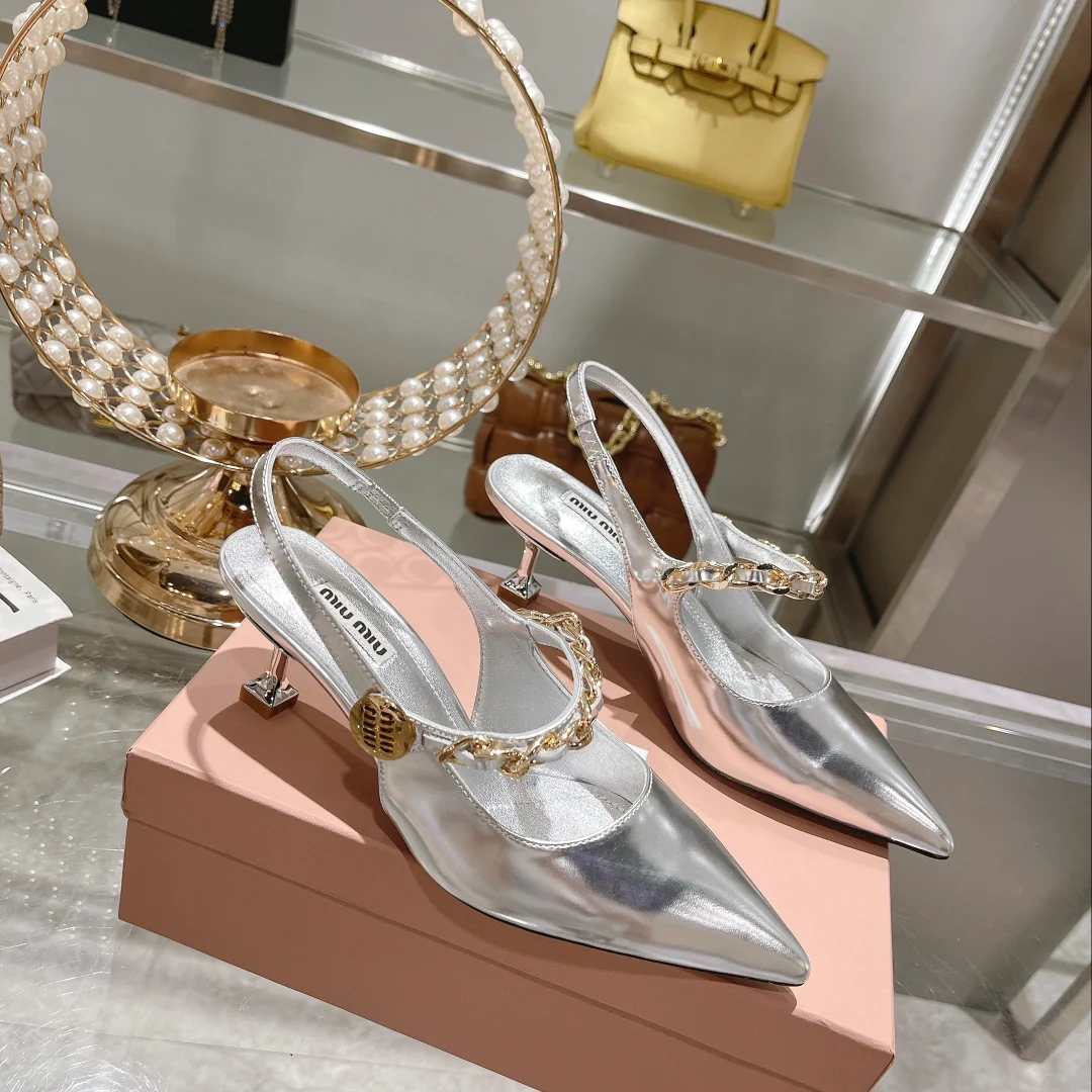 Новинка сезона осень/зима 2022 от Miu Miu - Туфли на каблуке с острым носком и разрезом - Серебристые