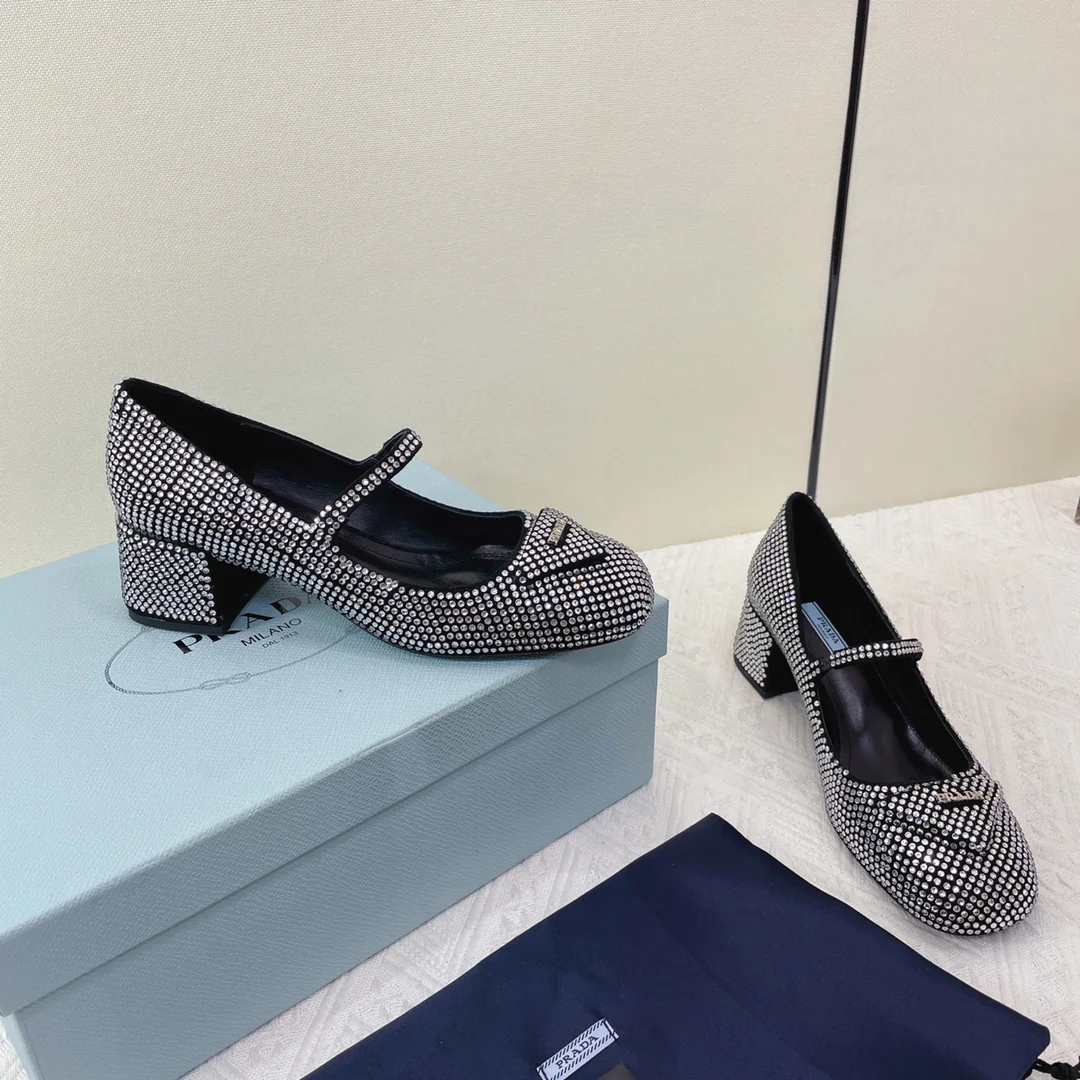 Туфли Prada - Туфли-мэри-джейн на низком каблуке, украшенные стразами - серебристые