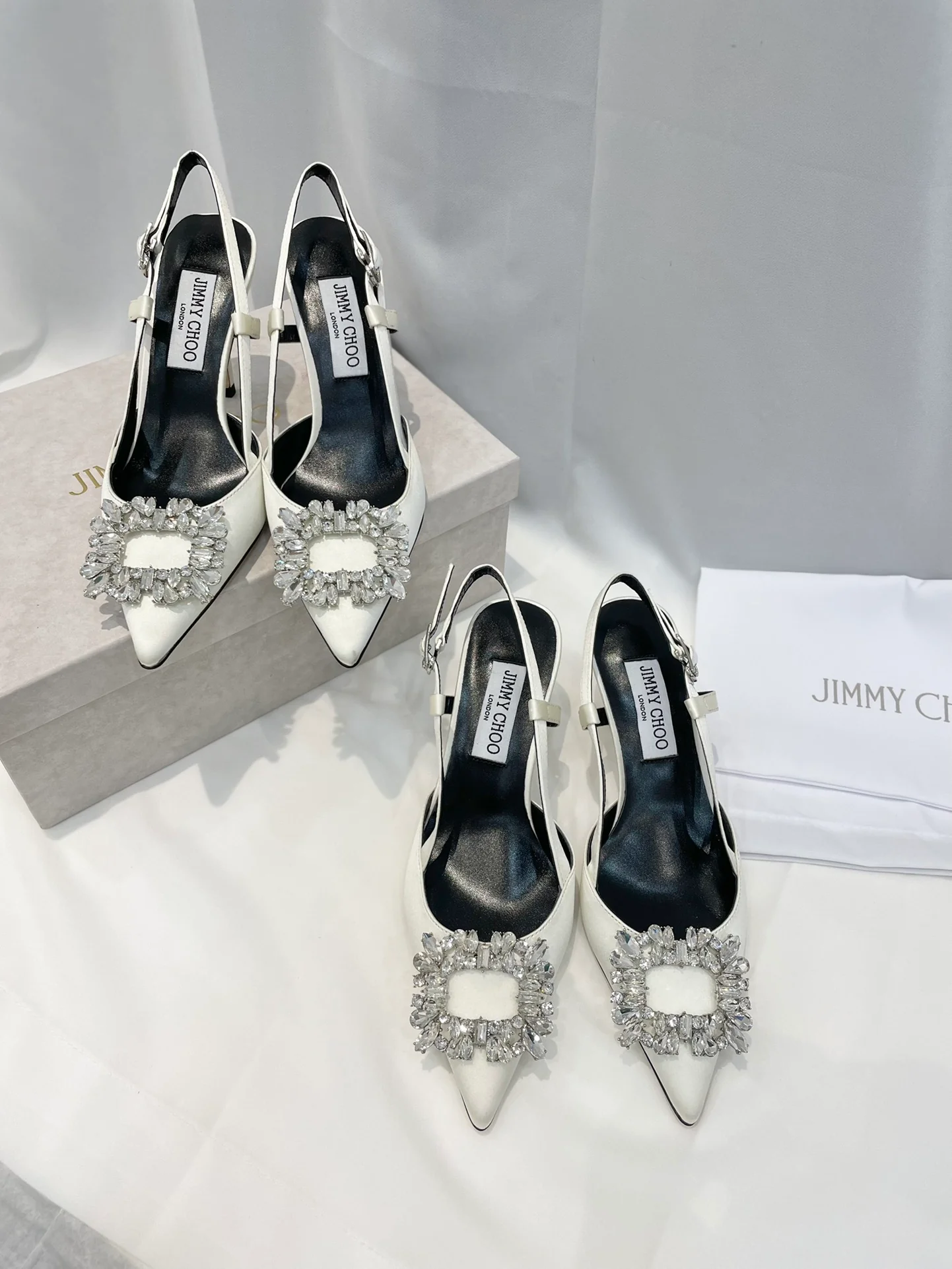 Серия Jimmy Goddess - Туфли на высоком каблуке с бриллиантовой пряжкой - Белые