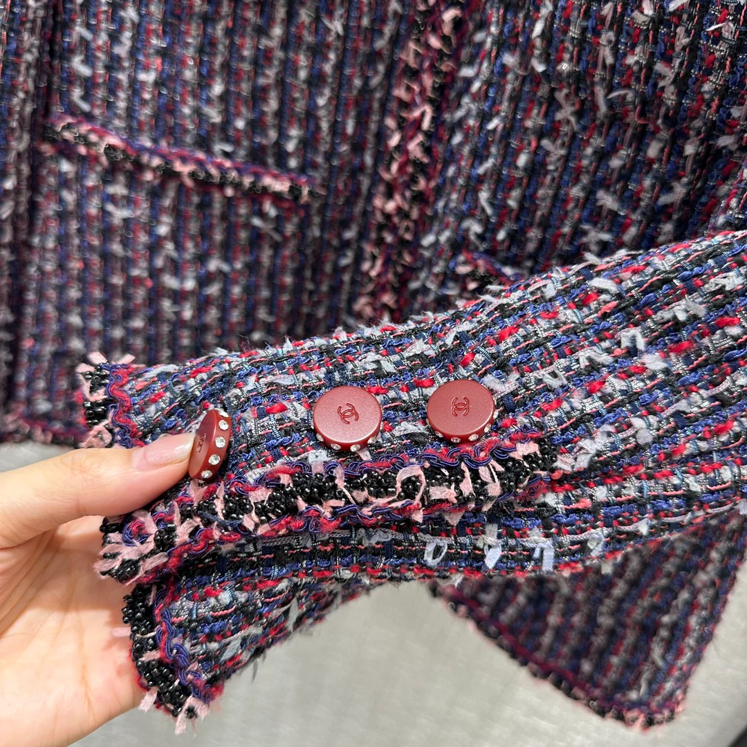 Куртка Chanel 2403 с воротником-стойкой, застежкой-молнией и узором ?бабочка?.