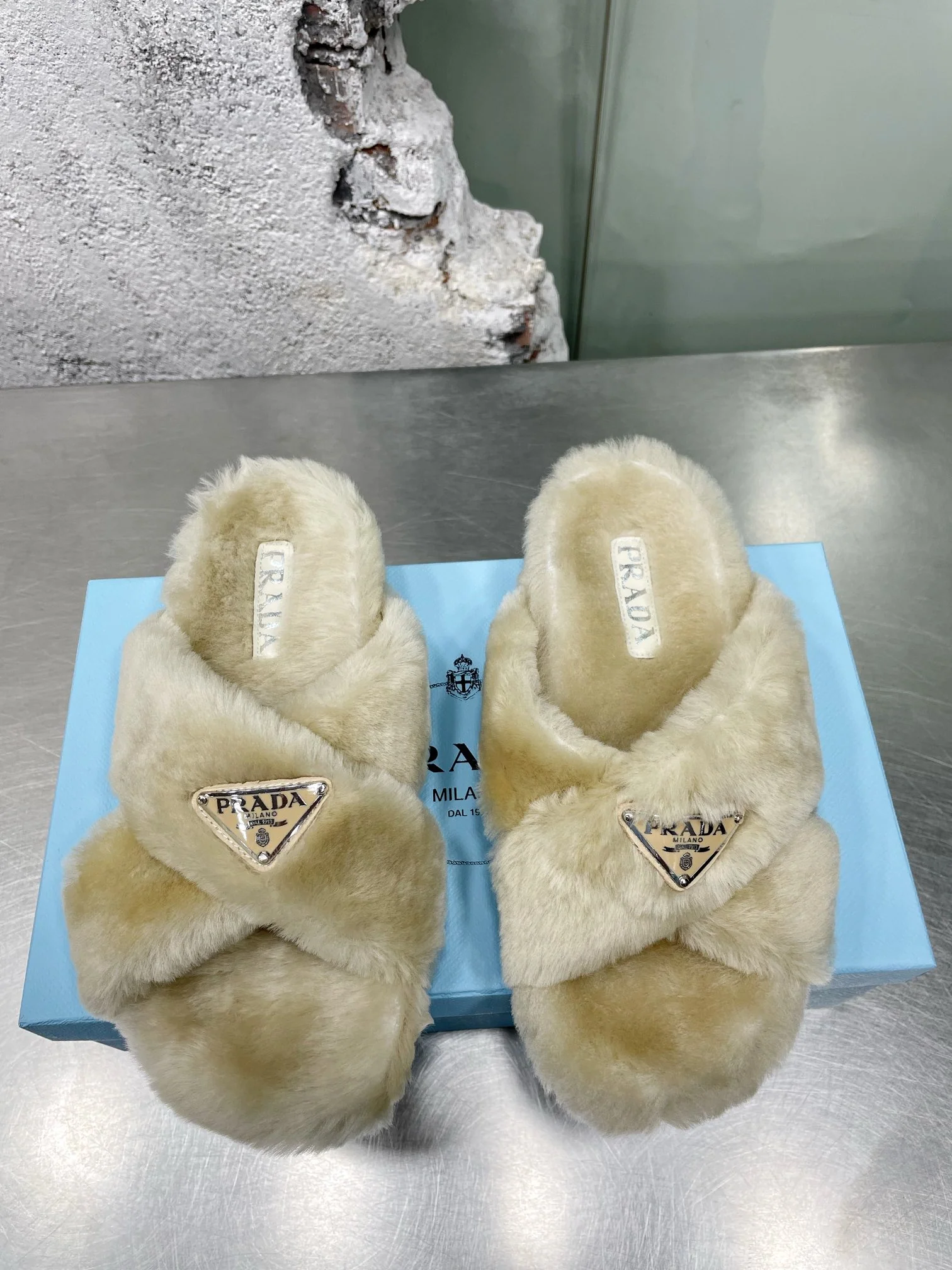 Новинка сезона осень/зима 2022 от Prada — меховые тапочки — в стиле знаменитостей