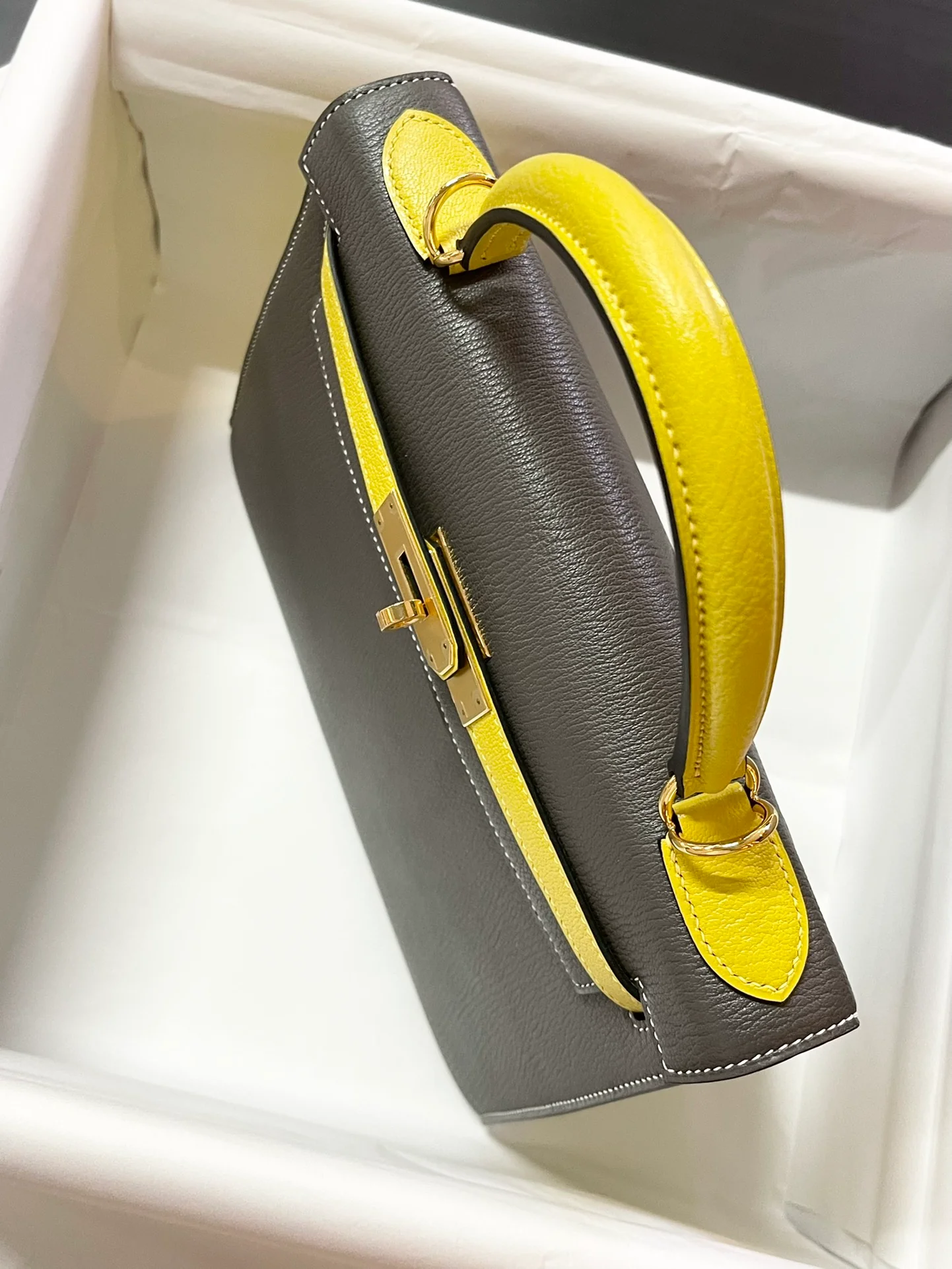 Hermes Kelly 28 Epsom Tin Grey с пряжкой из неаполитанского желтого золота
