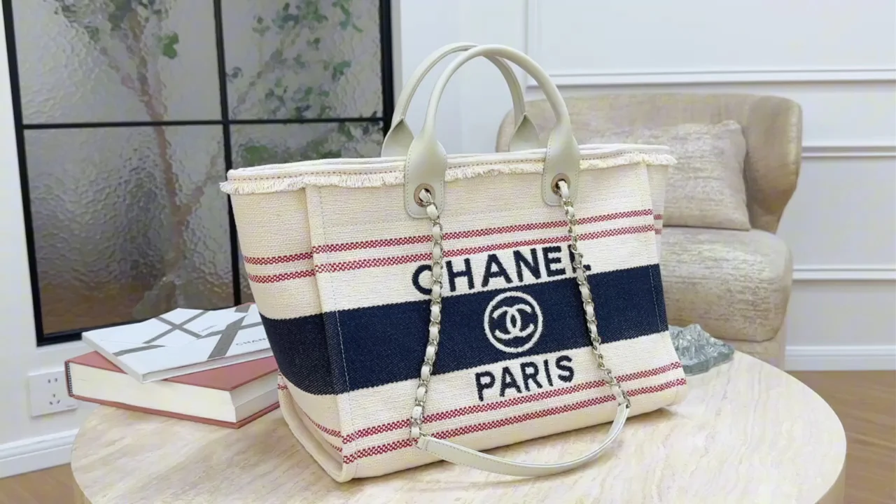 Пляжная сумка Chanel 25c, косметичка, красно-синяя.