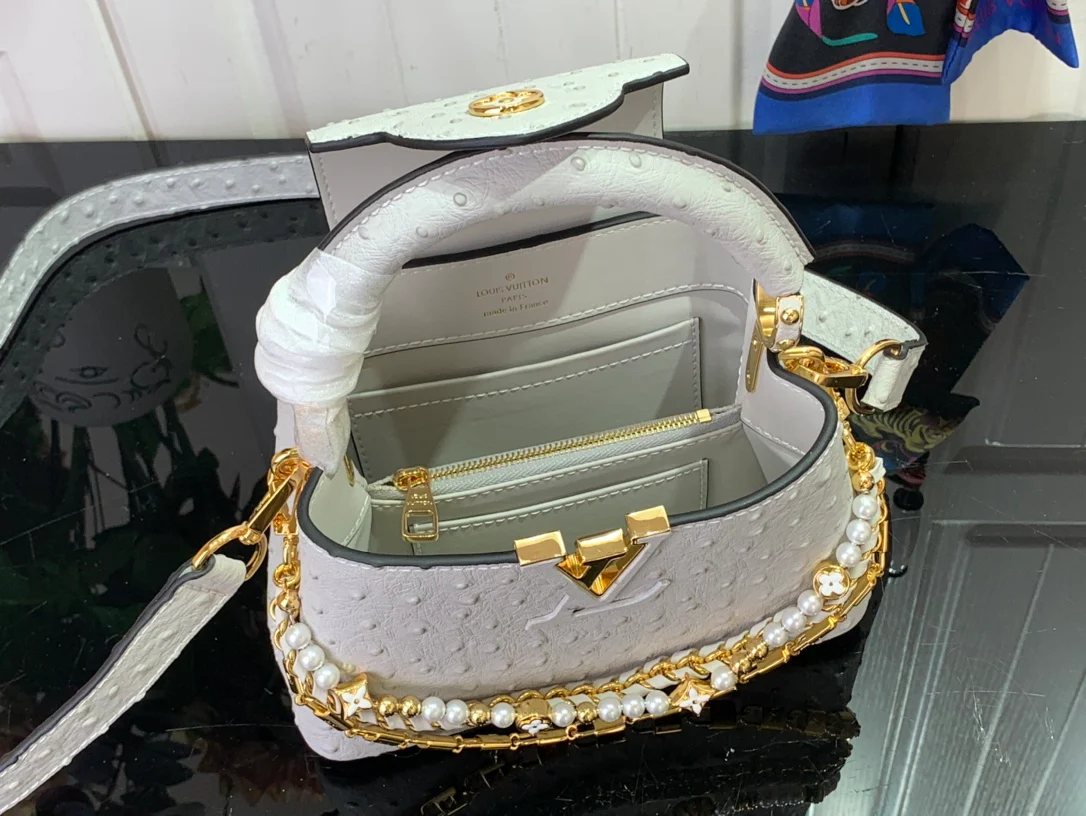 Миниатюрная кожаная сумочка LV Capucines с жемчужной цепочкой - серая.